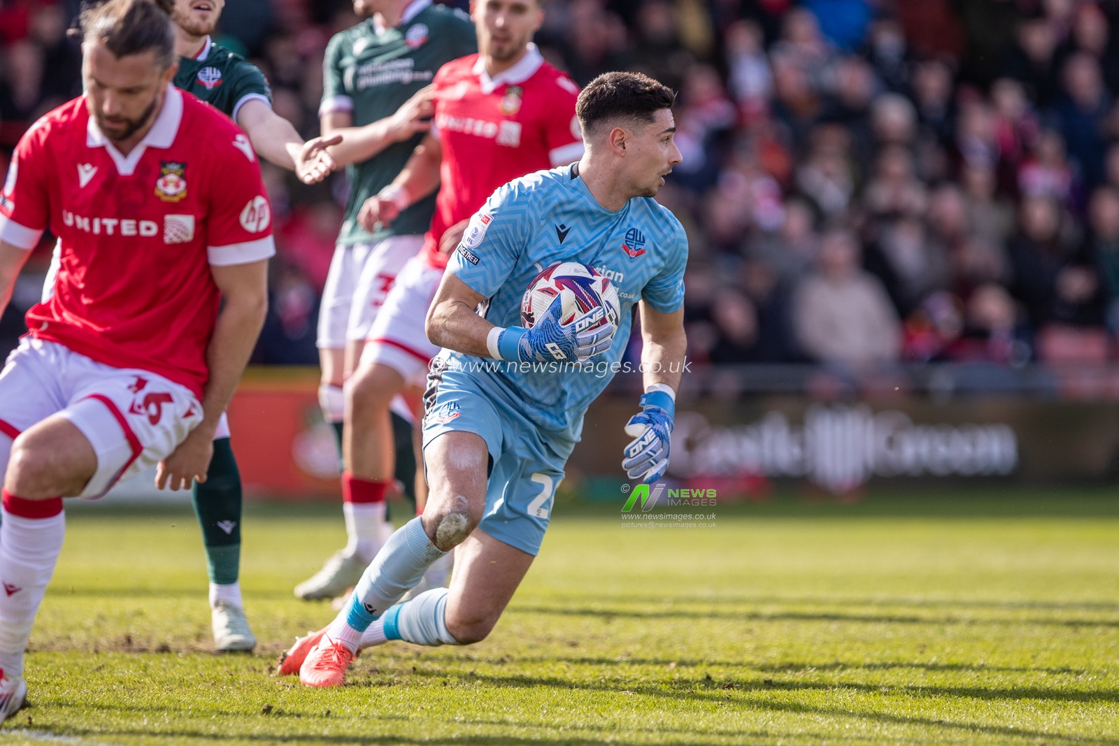 Luke Southwood of Bolton Wanderers during the Sky Bet League 1 match Wrexham vs Bolton Wanderers at SToK Cae Ras, Wrexham, United Kingdom, 1st March 2025

(Photo by Nik Mesney/News Images)