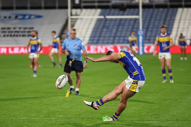 Jake Connor of Leeds Rhinos scores a penalty  during the Betfred Super League Round 25 match Huddersfield Giants vs Leeds Rhinos at Accu Stadium, Huddersfield, United Kingdom, 4th September 2025

(Photo by Mark Cosgrove/News Images)