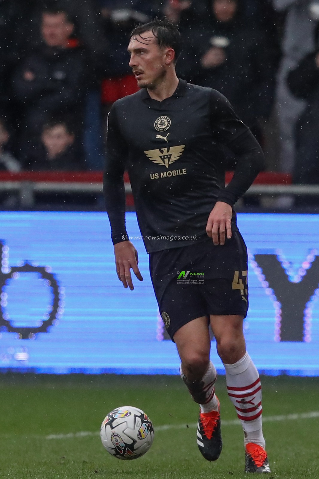 Josh Earl of Barnsley during the Sky Bet League 1 match Fleetwood Town vs Barnsley at Highbury Stadium, Fleetwood, United Kingdom, 17th February 2024

(Photo by Alfie Cosgrove/News Images)