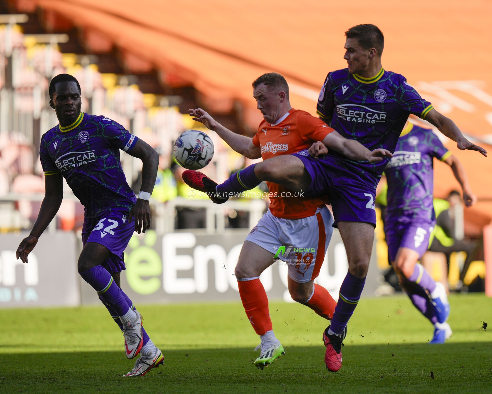 Shayne Lavery #19 of Blackpool competes for the ball with Tyler Bindon #24 of Reading during the Sky Bet League 1 match Blackpool vs Reading at Bloomfield Road, Blackpool, United Kingdom, 23rd September 2023

(Photo by Steve Flynn/News Images)