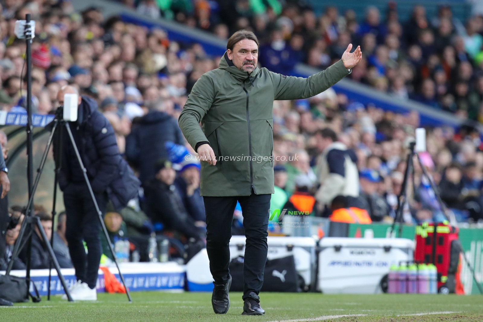 Daniel Farke manager of Leeds United gestures and reacts during the Emirates FA Cup  Fourth Round match Leeds United vs Plymouth Argyle at Elland Road, Leeds, United Kingdom, 27th January 2024

(Photo by James Heaton/News Images)