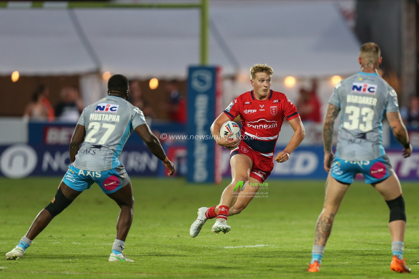 Will Tate #28 of Hull KR runs with the ball
