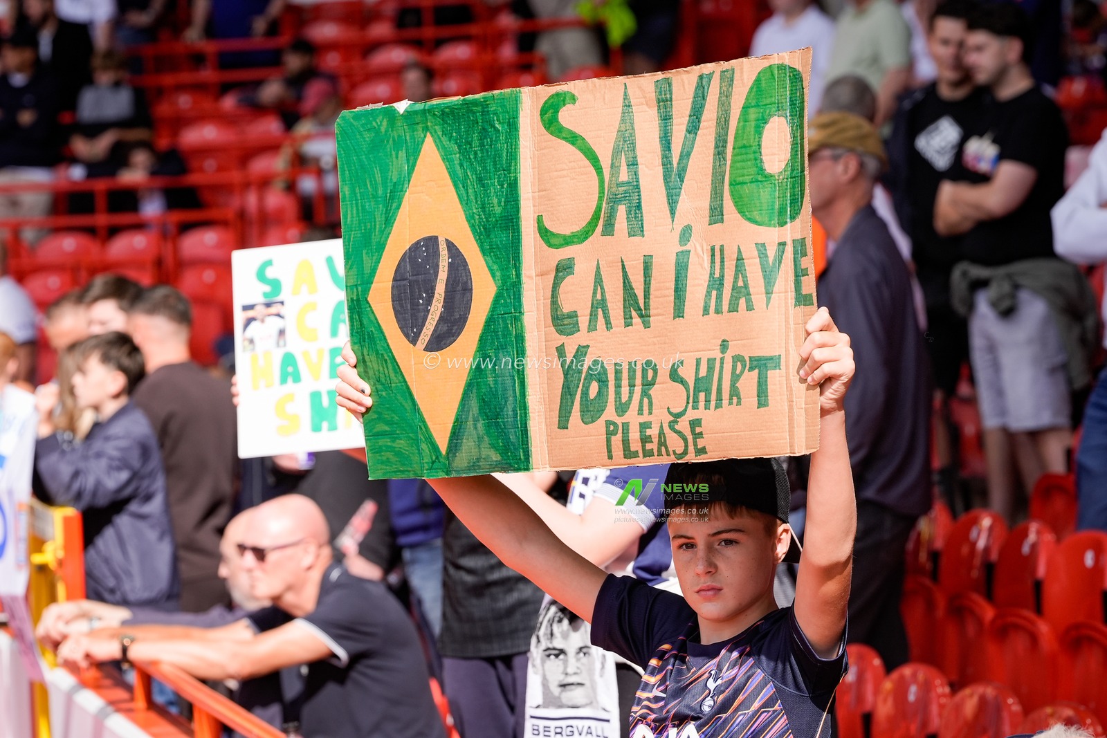 A spurs fan asks for the shirt of Sávio of Tottenham Hotspur during the Premier League match Nottingham Forest vs Tottenham Hotspur at City Ground, Nottingham, United Kingdom on 05 September 2026

(Photo by Maynard Manyowa/News Images)
