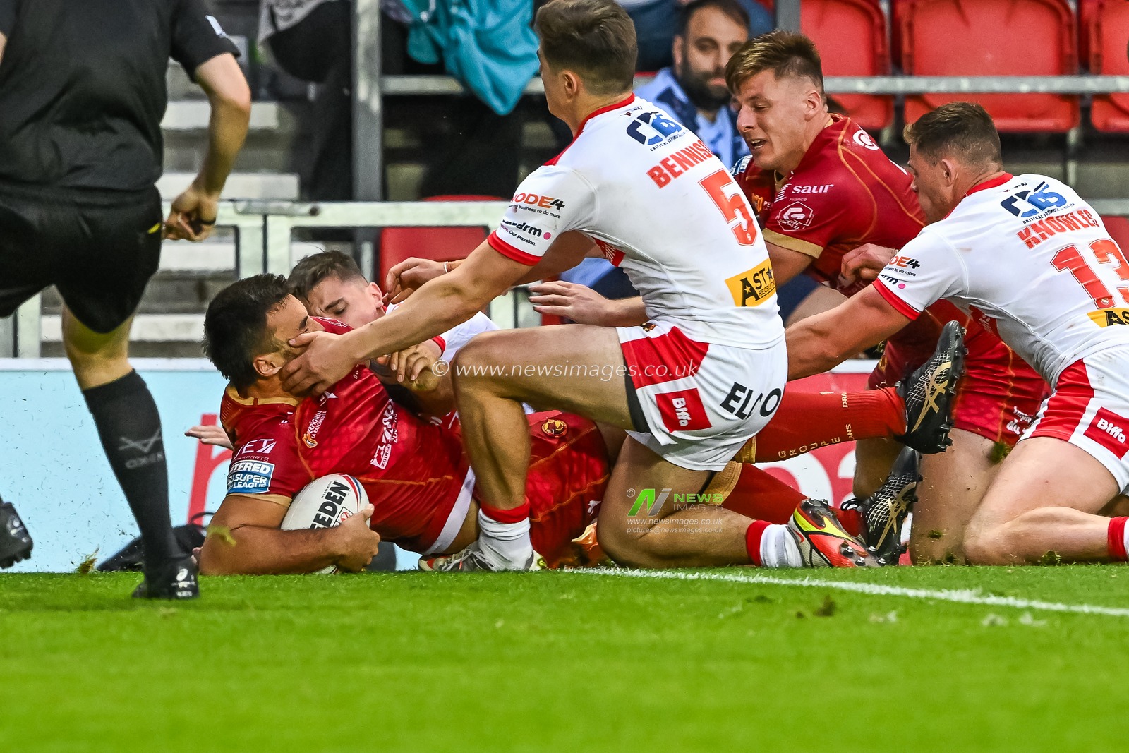 Matt Ikuvalu #21 of Catalans Dragons goes over for a try during the Betfred Super League Round 19 match St Helens vs Catalans Dragons at Totally Wicked Stadium, St Helens, United Kingdom, 13th July 2023

(Photo by Craig Thomas/News Images)

Ma