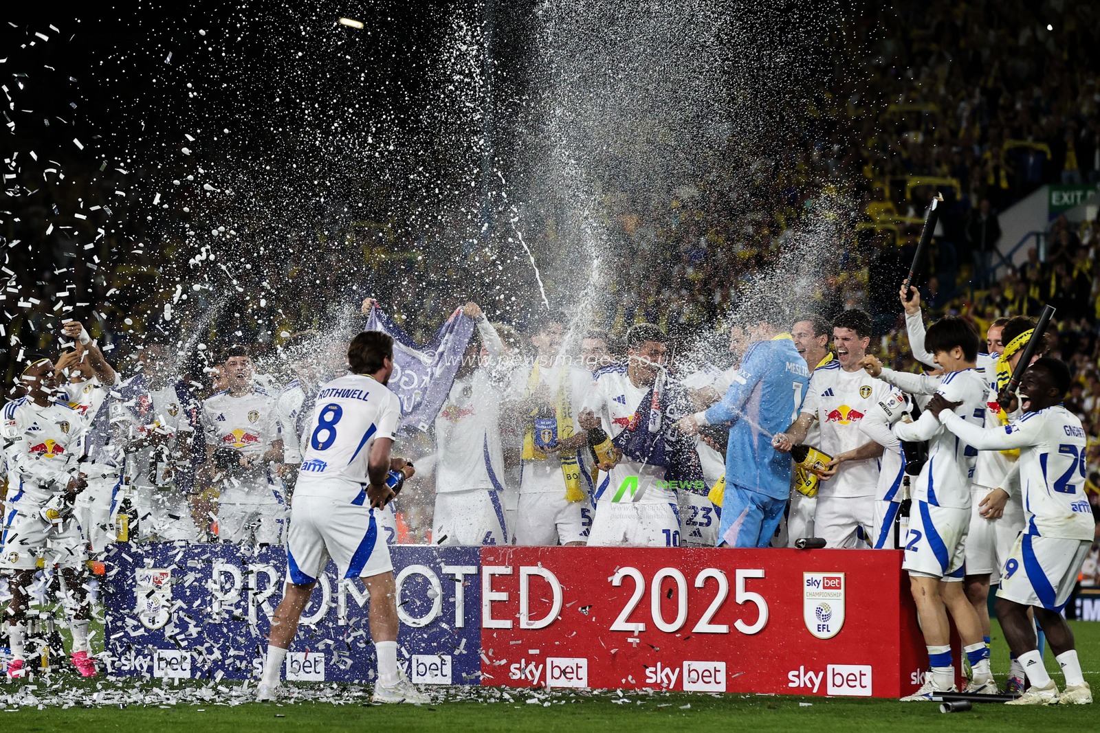 Leeds United players celebrate promotion to the Premier League after the Sky Bet Championship match Leeds United vs Bristol City at Elland Road, Leeds, United Kingdom, 28th April 2025

(Photo by Alfie Cosgrove/News Images)