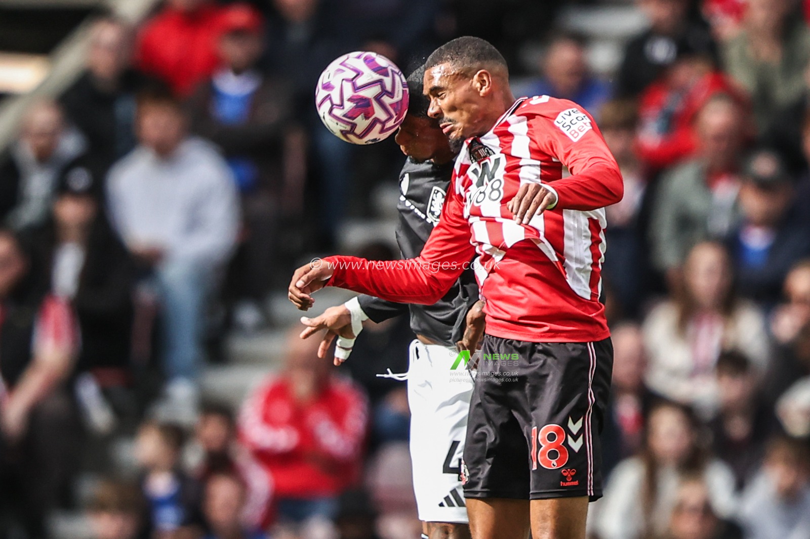 Wilson Isidor of Sunderland jumps up to win the high ball during the Premier League match Sunderland vs Aston Villa at Stadium Of Light, Sunderland, United Kingdom, 20th September 2025

(Photo by Alfie Cosgrove/News Images)