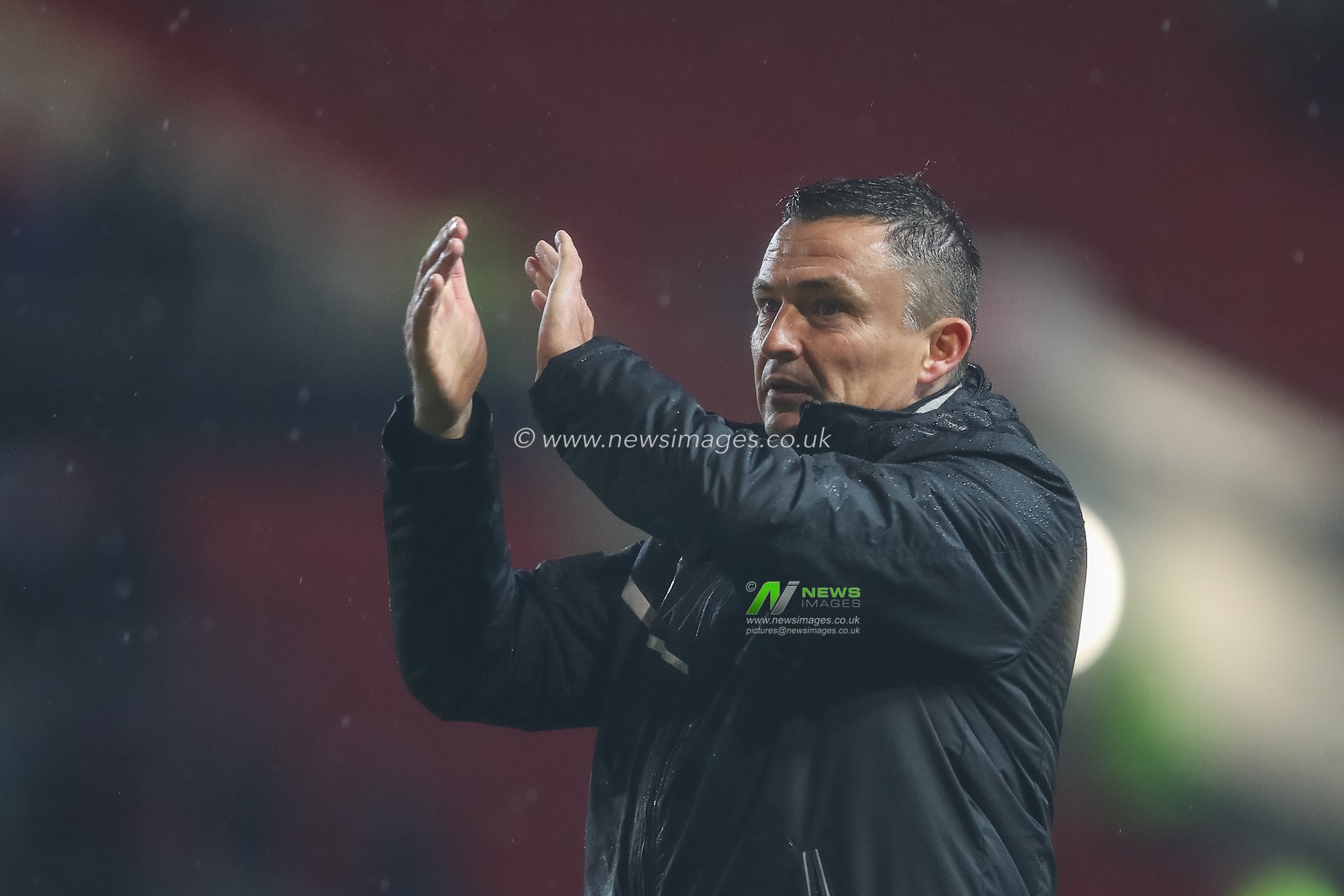 Paul Heckingbottom Manager of Sheffield United applauds the travelling fans after the Sky Bet Championship match Bristol City vs Sheffield United at Ashton Gate, Bristol, United Kingdom, 1st November 2022

(Photo by Gareth Evans/News Images)