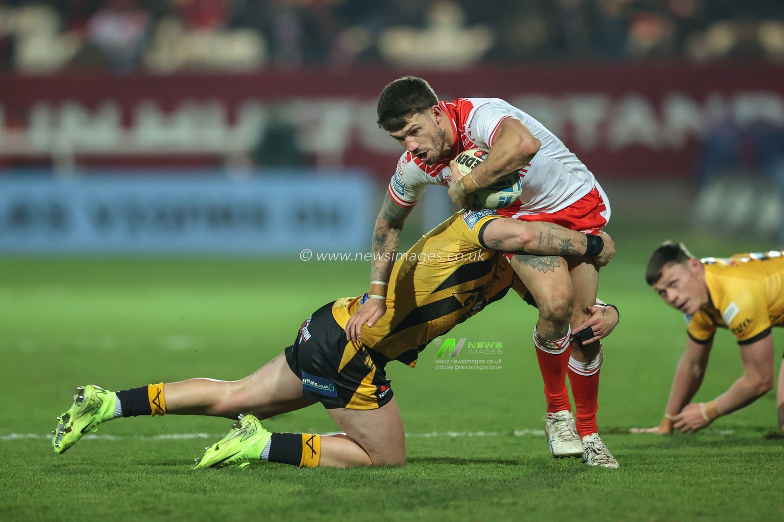 Oliver Gildart of Hull KR is tackled by Tex Hoy of Castleford Tigers during the Betfred Super League Round 1 match Hull KR vs Castleford Tigers at Sewell Group Craven Park, Kingston upon Hull, United Kingdom, 14th February 2025

(Photo by Alfie Cosgrove/News Images)