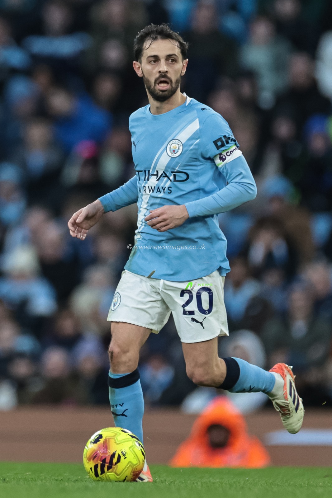 Bernardo Silva of Manchester City breaks with the ball during the Premier League match Manchester City vs West Ham United at Etihad Stadium, Manchester, United Kingdom, 20th December 2025

(Photo by Mark Cosgrove/News Images)

*** GER AUT SUI OUT ***