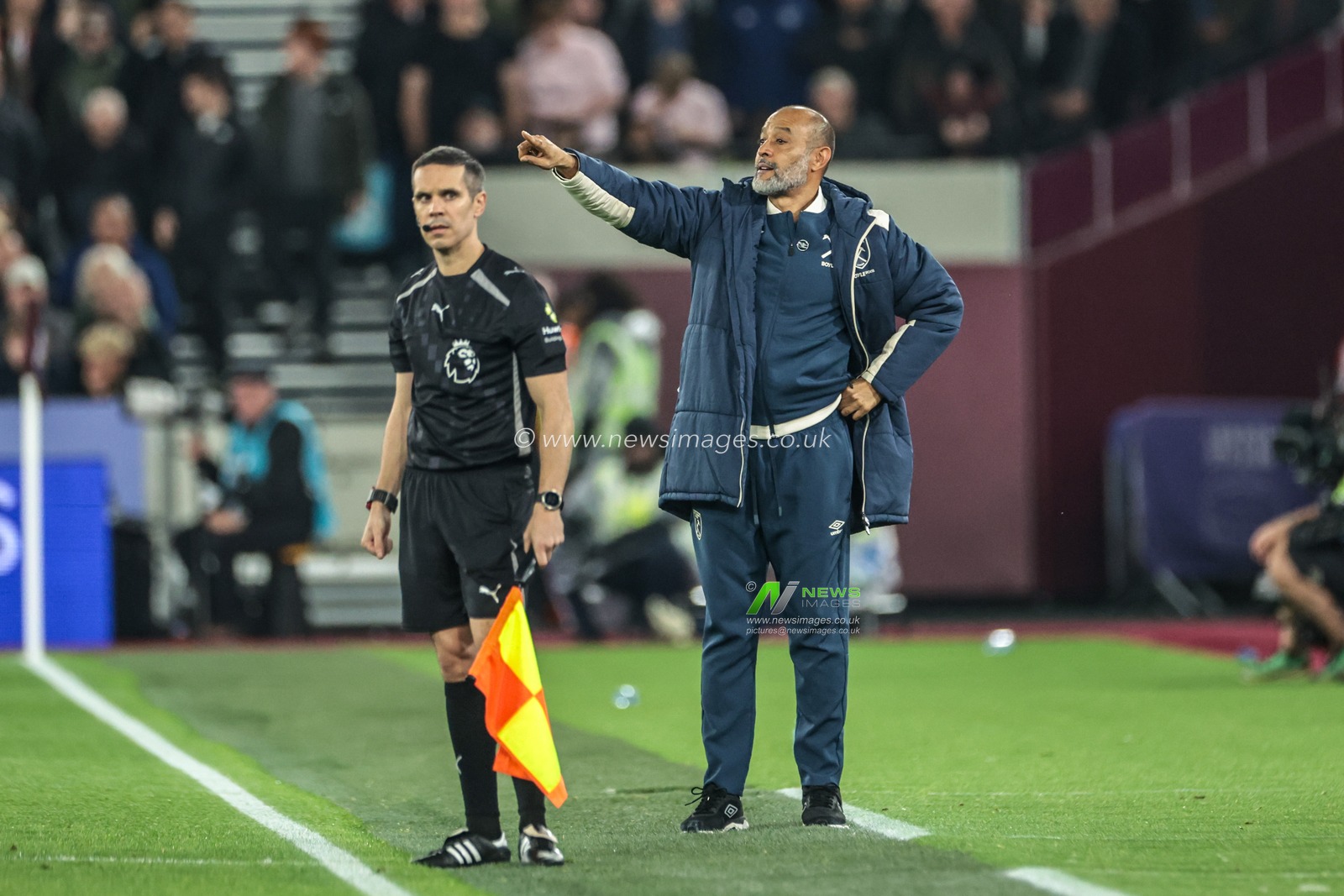 Nuno Espirito Santo manager of West Ham United gives his team instructions during the Premier League match West Ham United vs Brentford at London Stadium, London, United Kingdom, 20th October 2025

(Photo by Mark Cosgrove/News Images)