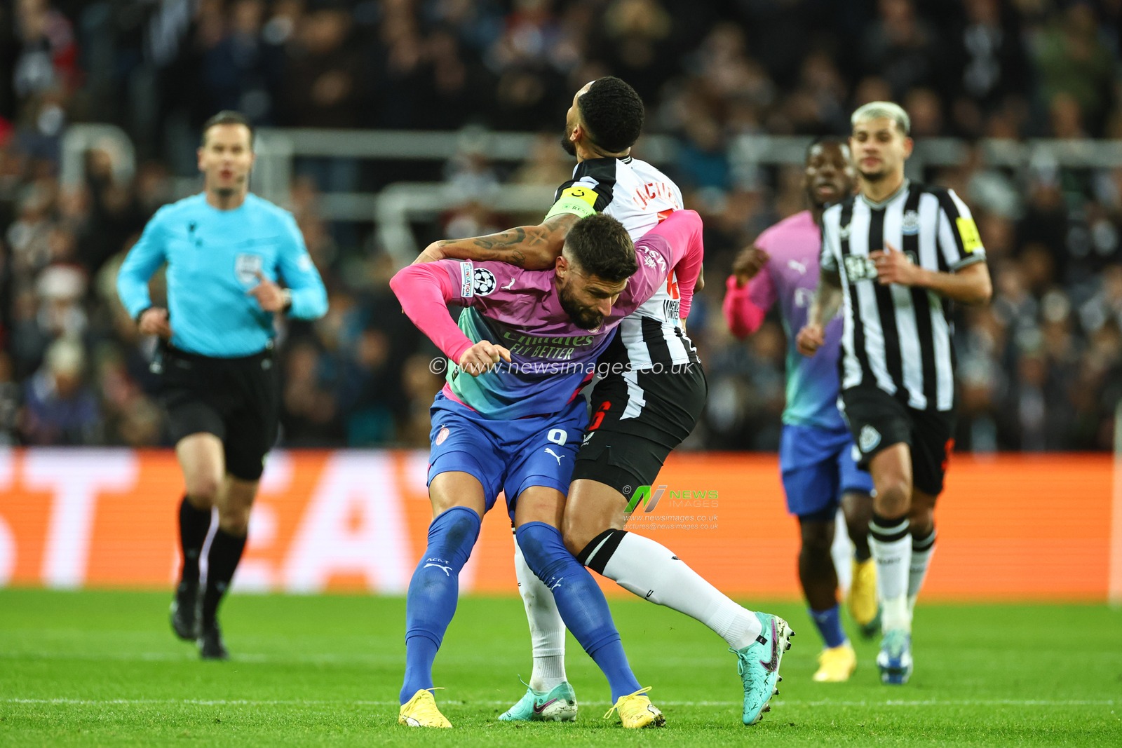 Jamaal Lascelles #6 of Newcastle United hold back Olivier Giroud #9 of AC Milan during the UEFA Champions League match Newcastle United vs AC Milan at St. James's Park, Newcastle, United Kingdom, 13th December 2023

(Photo by Mark Cosgrove/News Images)