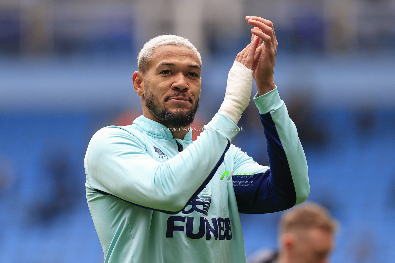 Joelinton #7 of Newcastle United during the warm up ahead of the Premier League match Manchester City vs Newcastle United at Etihad Stadium, Manchester, United Kingdom, 4th March 2023

(Photo by Conor Molloy/News Images)