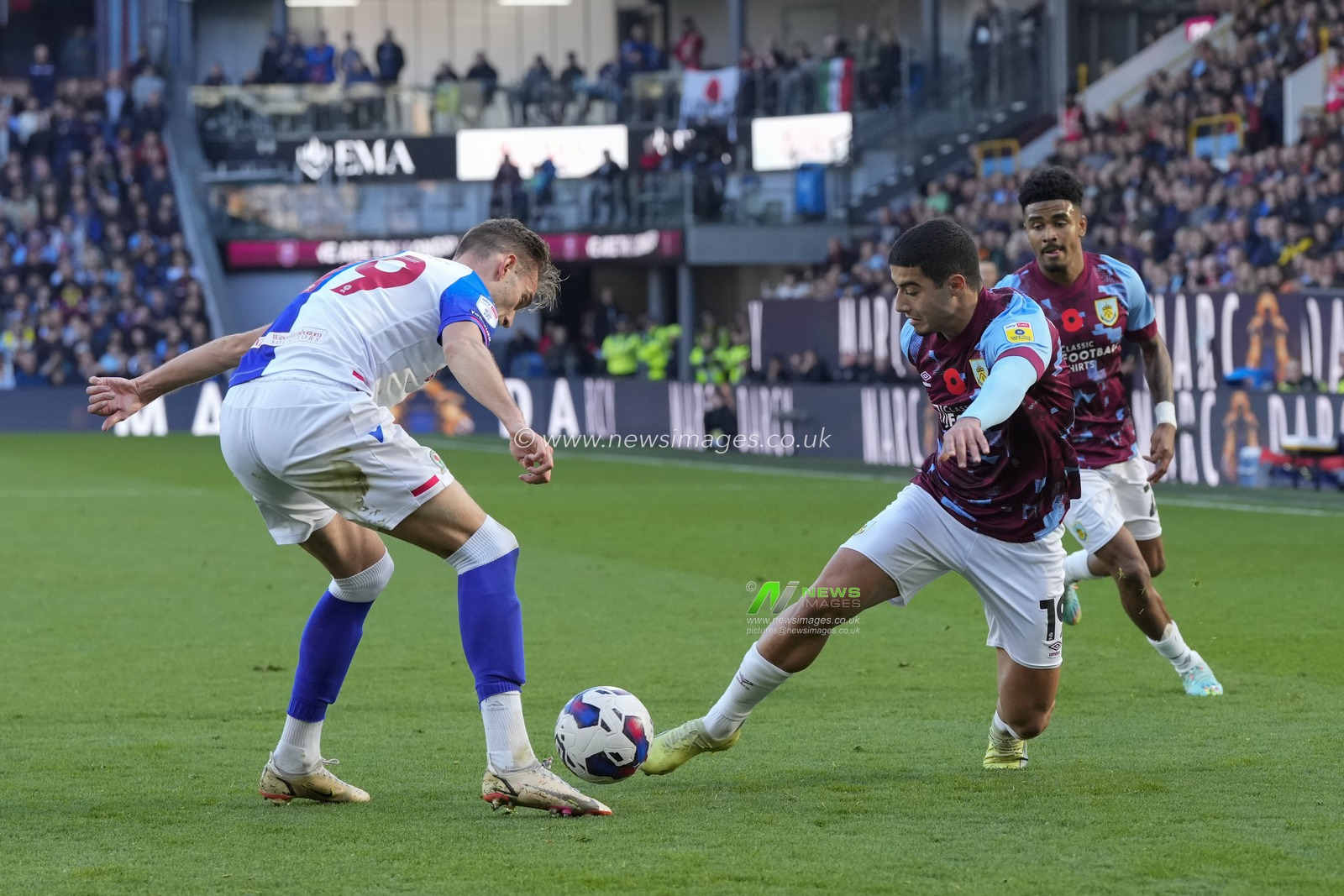 Anass Zaroury #19 of Burnley runs at Ryan Hedges #19 of Blackburn Rovers during the Sky Bet Championship match Burnley vs Blackburn Rovers at Turf Moor, Burnley, United Kingdom, 13th November 2022

(Photo by Steve Flynn/News Images)