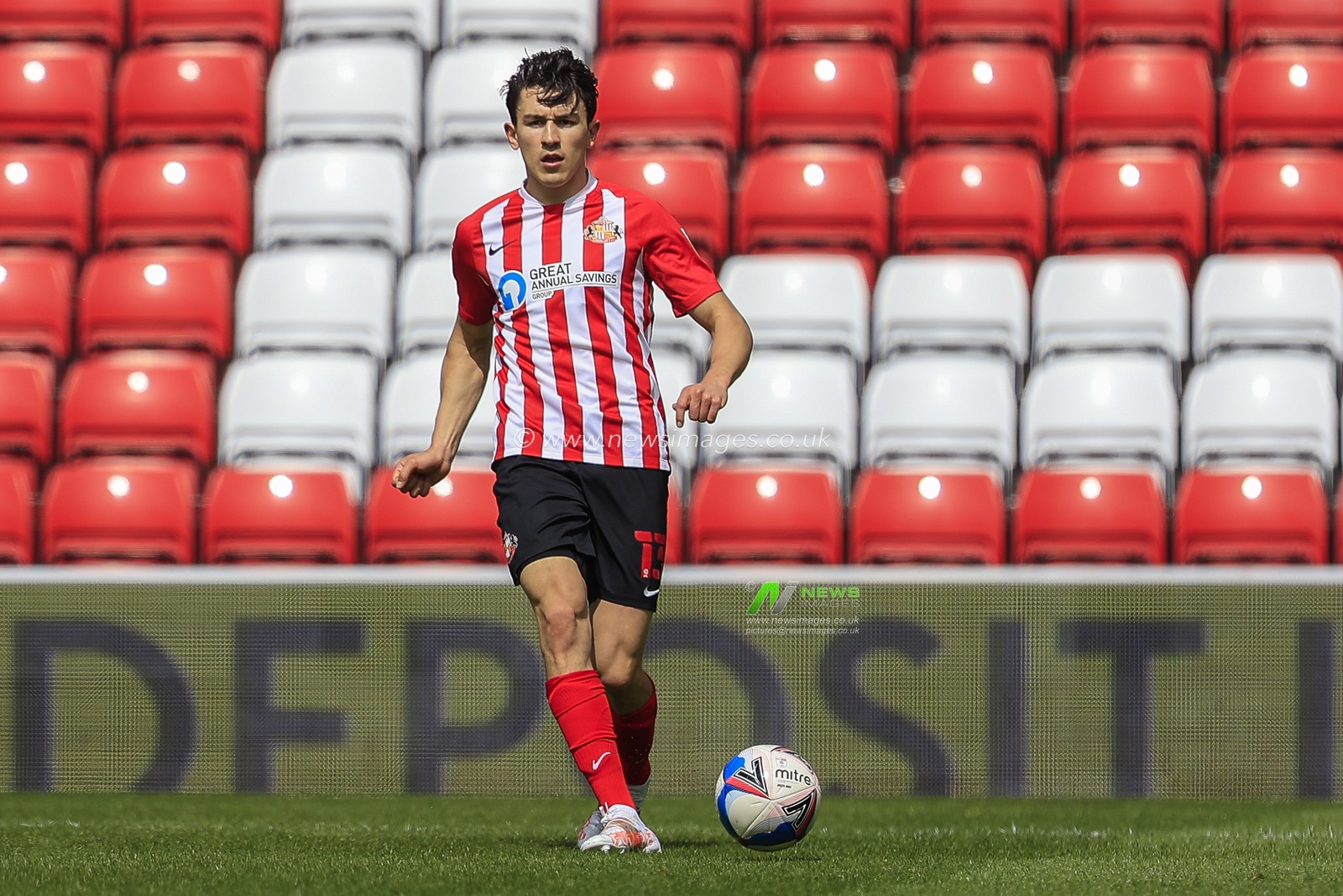 Luke O'Nien #13 of Sunderland in possession of the ball