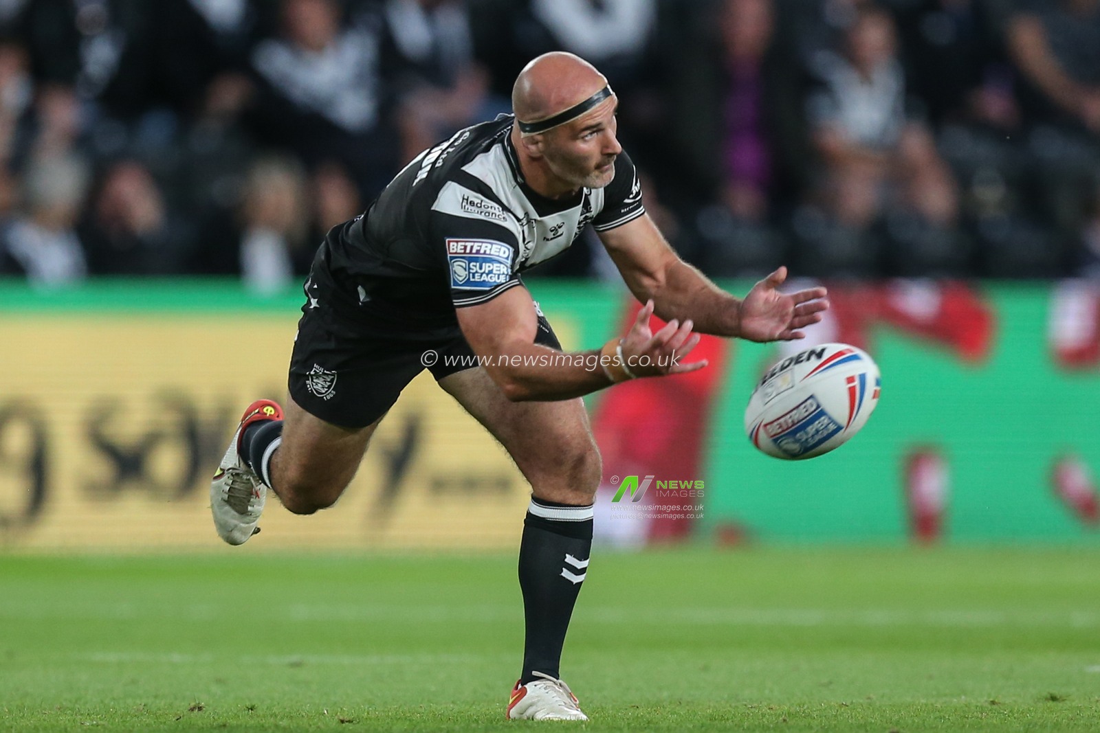 Danny Houghton #9 of Hull FC gets his pass away