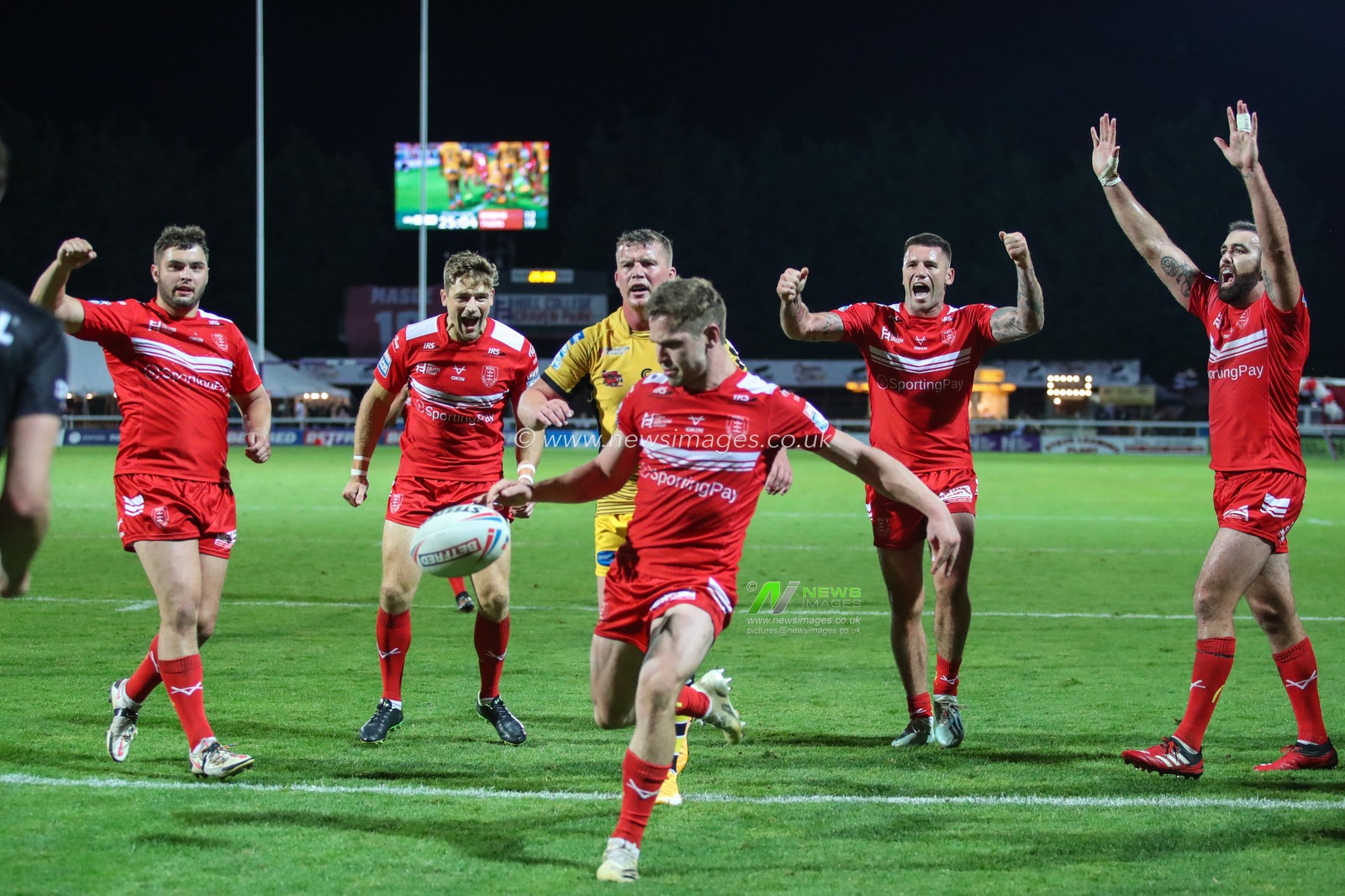 Matt Parcell (9) of Hull KR celebrates his try