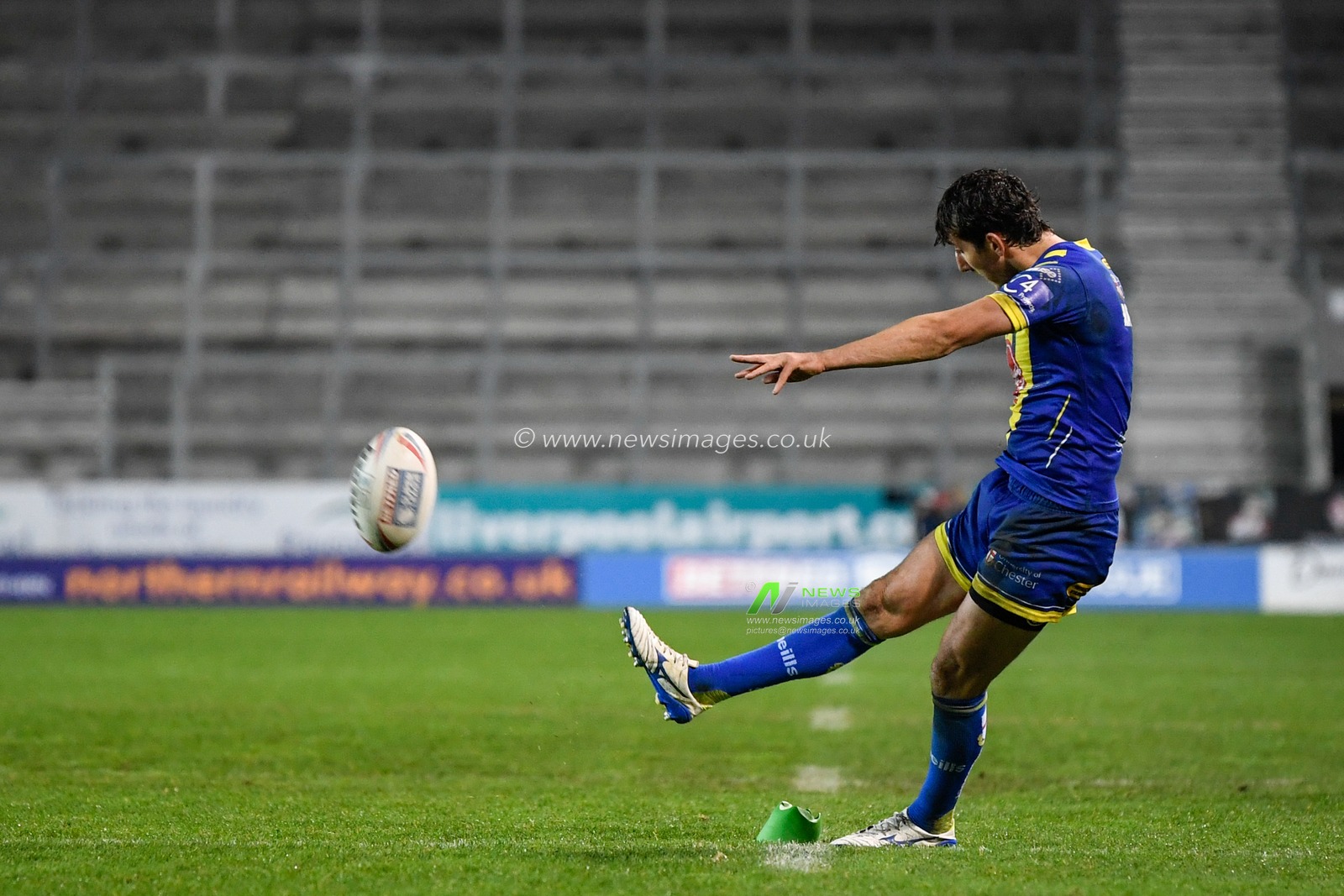 Stefan Ratchford (1) of Warrington Wolves successfully converts a try to make it 14 - 12
