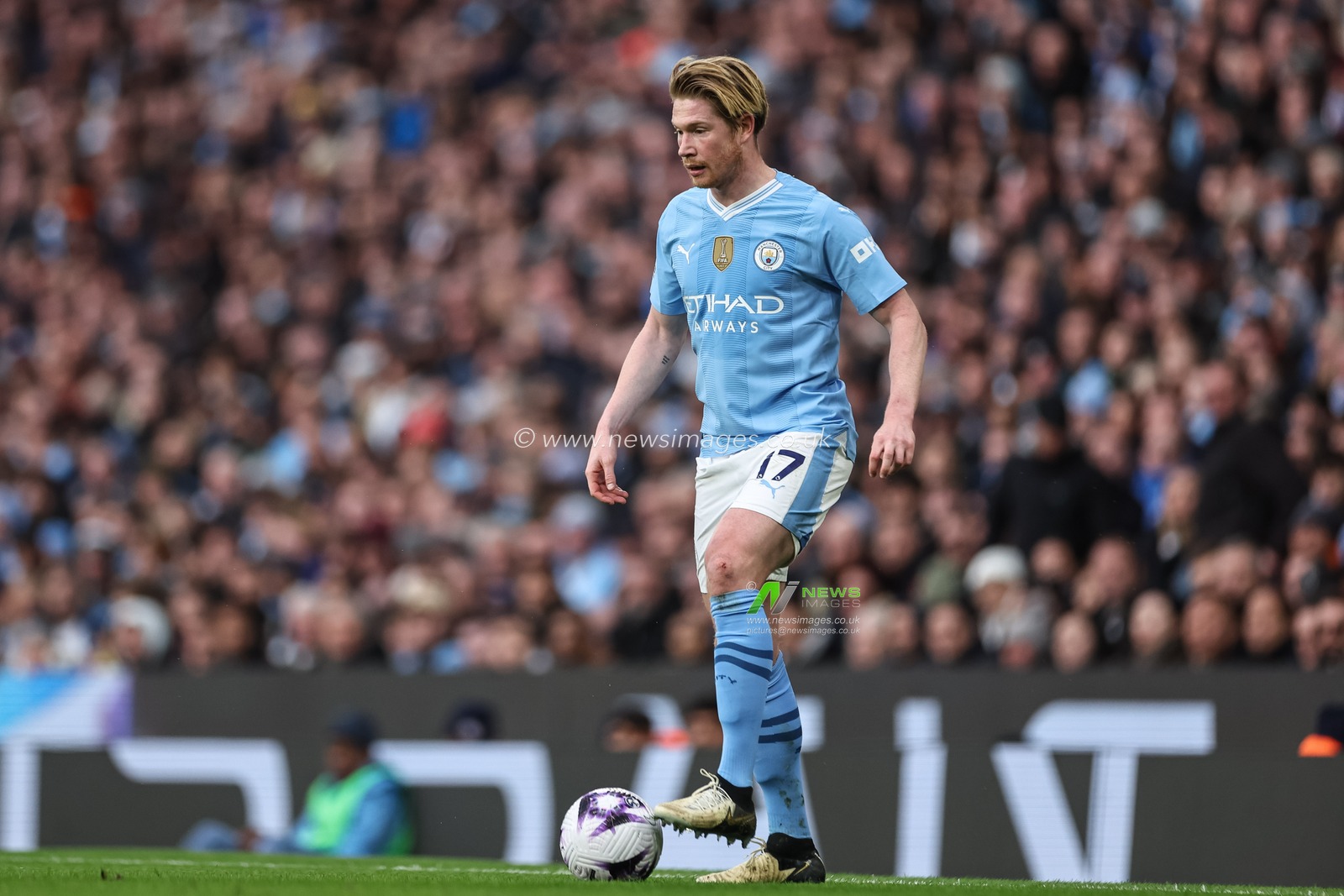 Kevin De Bruyne of Manchester City with the ball during the Premier League match Manchester City vs Manchester United at Etihad Stadium, Manchester, United Kingdom, 3rd March 2024

(Photo by Mark Cosgrove/News Images)