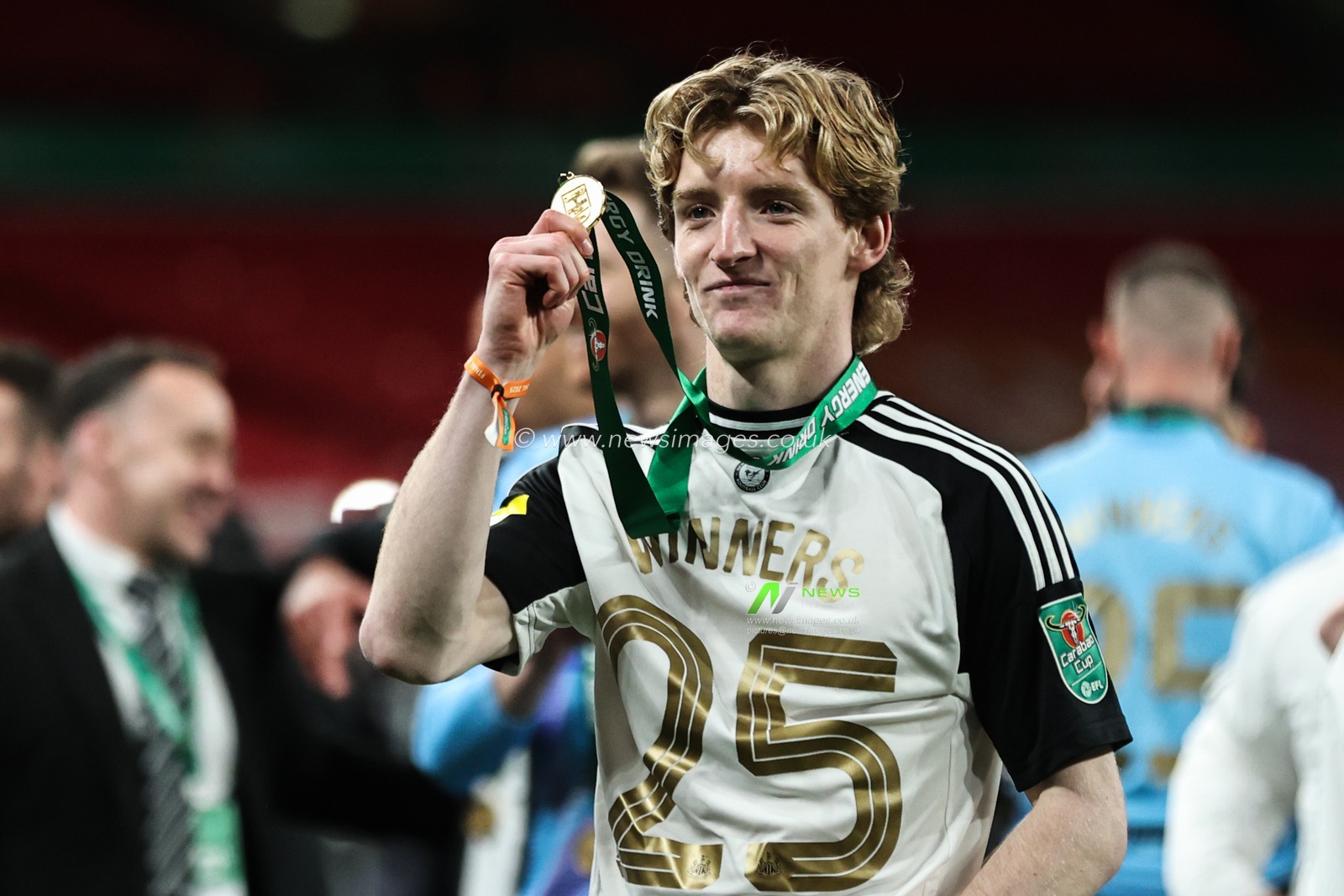 Anthony Gordon of Newcastle United shows off his Carabao Cup winners medal after the Carabao Cup Final match Liverpool vs Newcastle United at Wembley Stadium , London, United Kingdom, 16th March 2025

(Photo by Alfie Cosgrove/News Images)