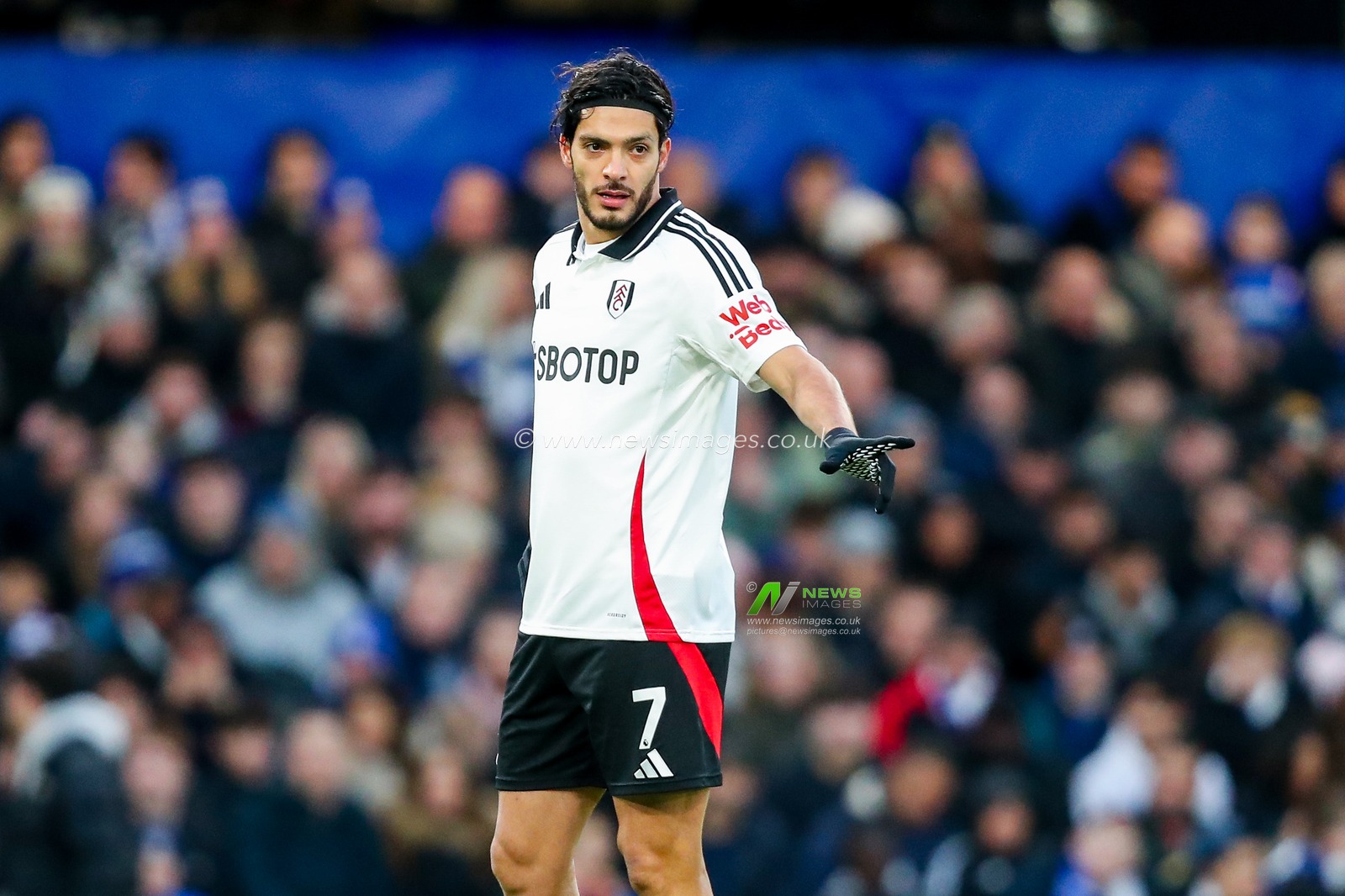 Raul Jimenez of Fulham gives the team instructions during the Premier League match Chelsea vs Fulham at Stamford Bridge, London, United Kingdom, 26th December 2024

(Photo by Izzy Poles/News Images)