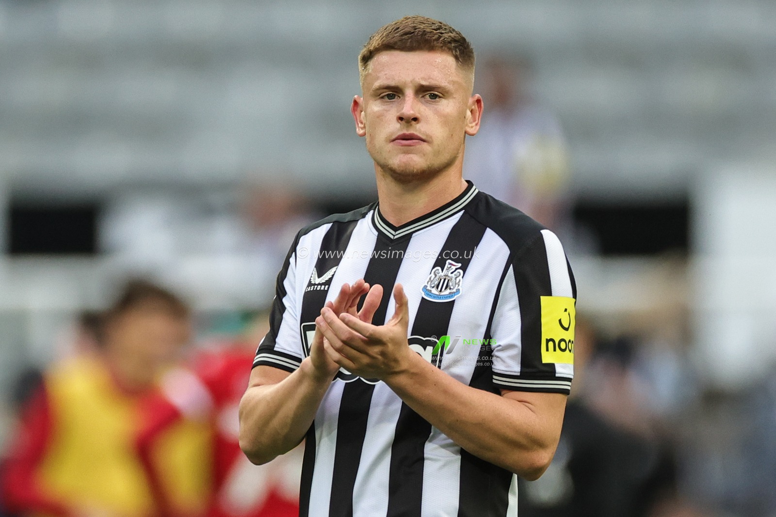 Harvey Barnes #15 of Newcastle United applauds the home fans during the Premier League match Newcastle United vs Liverpool at St. James's Park, Newcastle, United Kingdom, 27th August 2023

(Photo by Mark Cosgrove/News Images)
