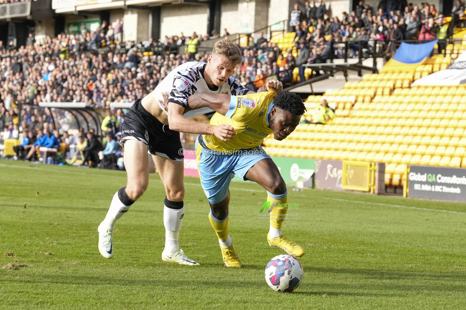 Lewis Cass of Port Vale competes for the ball with Fisayo Dele-Bashiru of Sheffield Wednesday during the Sky Bet League 1 match Port Vale vs Sheffield Wednesday at Vale Park, Burslem, United Kingdom, 1st October 2022

(Photo by Steve Flynn/News Images)