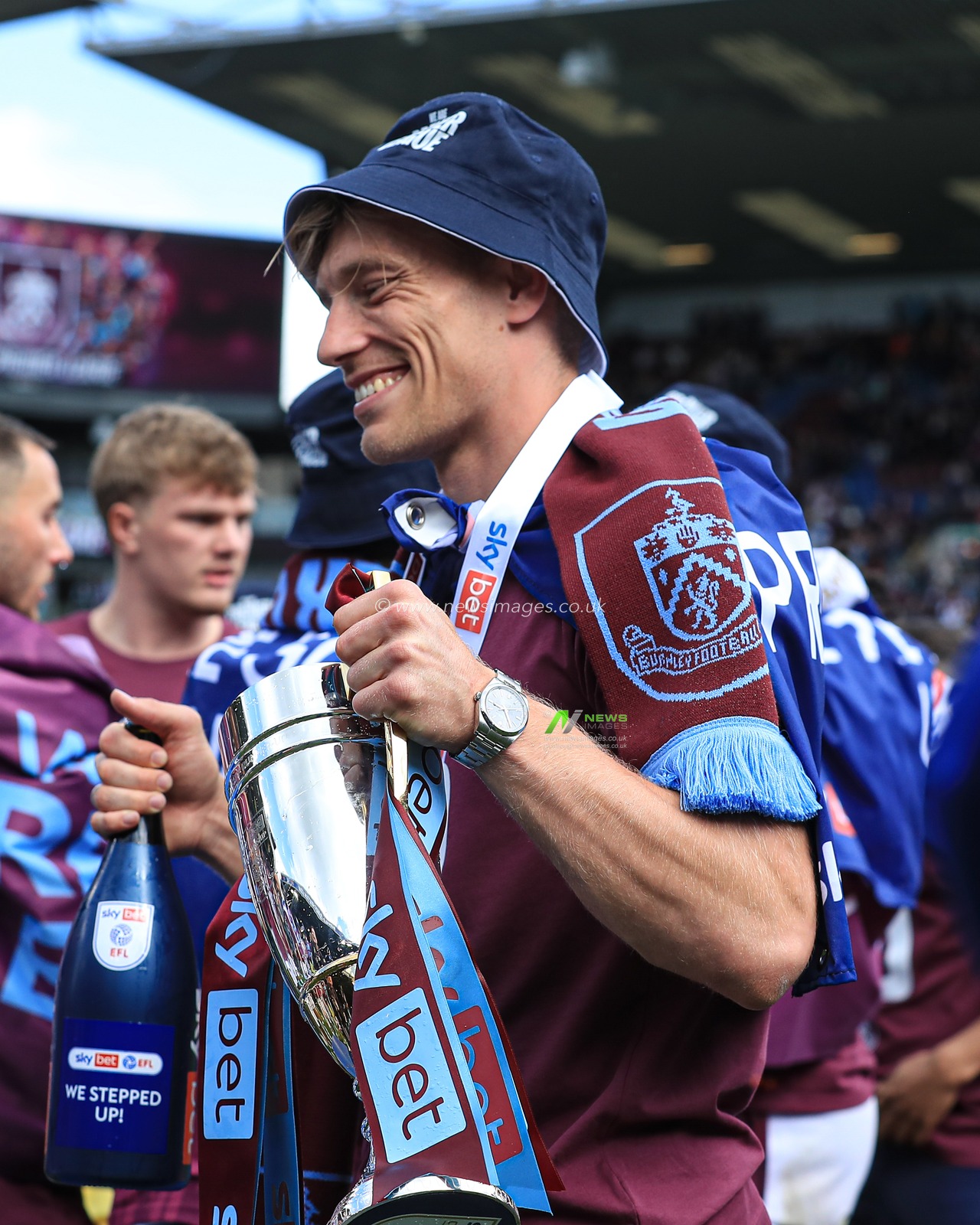 Zian Flemming of Burnley holds up runners up trophy after the Sky Bet Championship match Burnley vs Millwall at Turf Moor, Burnley, United Kingdom, 3rd May 2025

(Photo by Jorge Horsted/News Images)