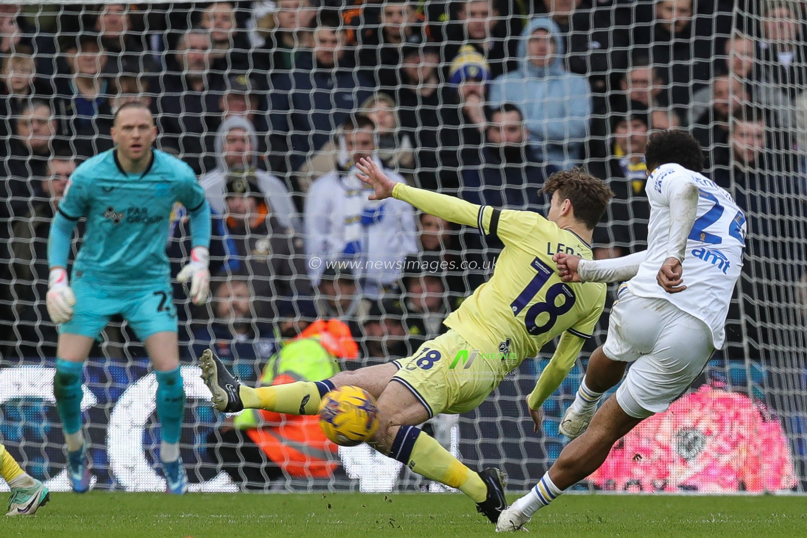 Georgina Rutter of Leeds United takes a shot but is blocked by Ryan Ledson during the Sky Bet Championship match Leeds United vs Preston North End at Elland Road, Leeds, United Kingdom, 21st January 2024

(Photo by James Heaton/News Images)