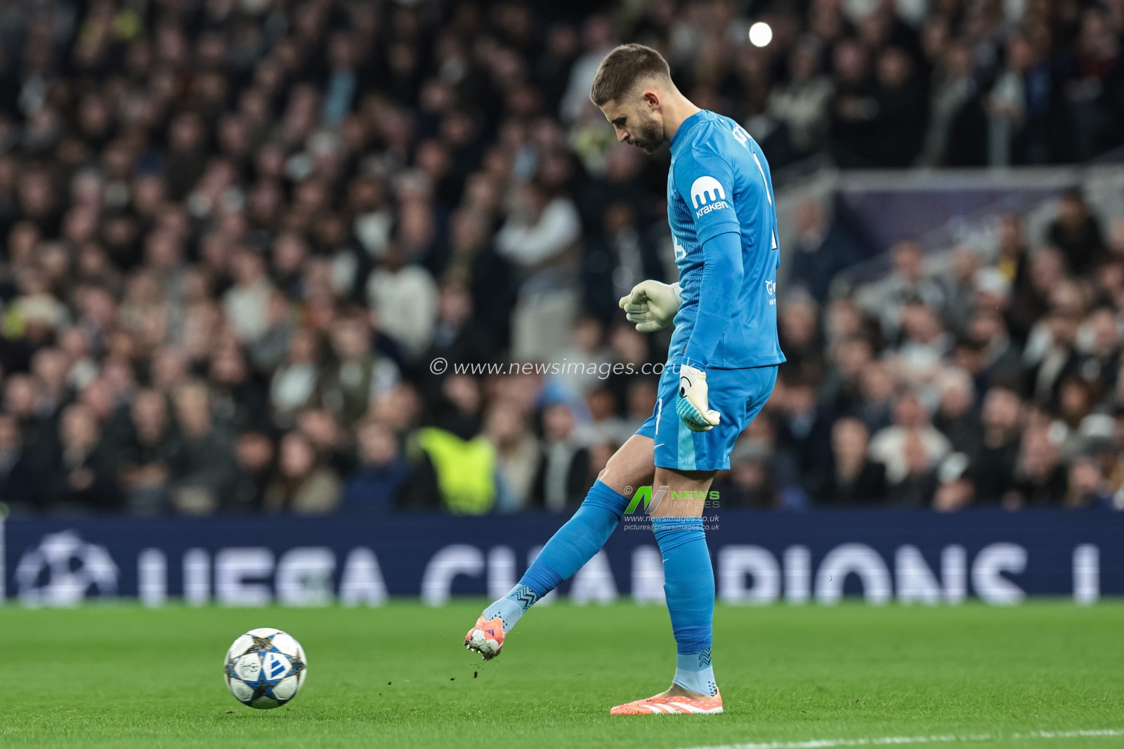 Guglielmo Vicario of Tottenham Hotspur with the ball during the UEFA Champions League Matchday 4 of 8 Tottenham Hotspur vs F.C. Copenhagen at Tottenham Hotspur Stadium, London, United Kingdom, 4th November 2025

(Photo by Mark Cosgrove/News Images)

*** GER AUT SUI OUT ***