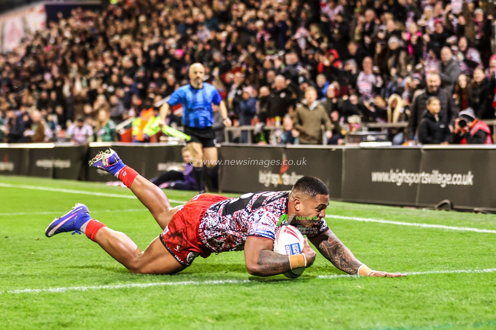 Tesi Niu of Leigh Leopards goes over for a try during the Betfred Super League match Leigh Leopards vs Catalans Dragons at Leigh Sports Village, Leigh, United Kingdom on 06 March 2026

(Photo by Alfie Cosgrove/News Images)
