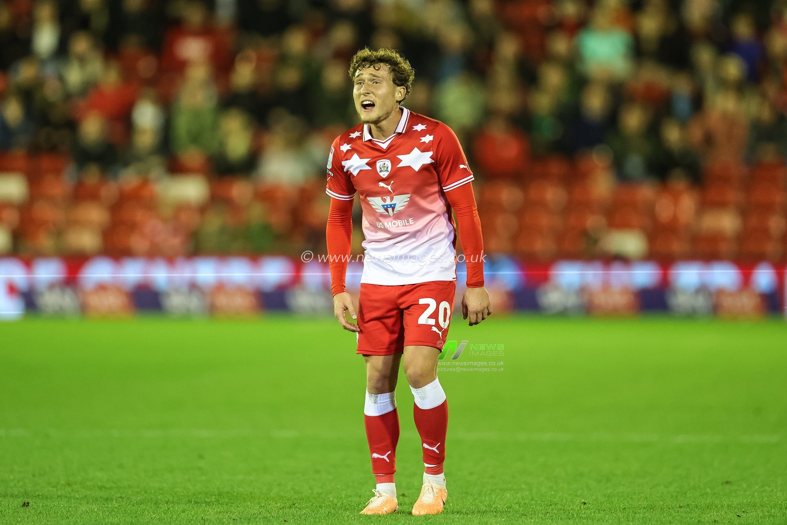 Callum Styles #20 of Barnsley during the Sky Bet League 1 match Barnsley vs Portsmouth at Oakwell, Barnsley, United Kingdom, 19th September 2023

(Photo by Mark Cosgrove/News Images)