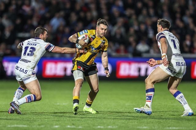 Tex Hoy of Castleford Tigers breaks with the ball during the Betfred Super League Round 8 match Wakefield Trinity vs Castleford Tigers at DIY Kitchens Stadium, Wakefield, United Kingdom, 17th April 2025

(Photo by Alfie Cosgrove/News Images)