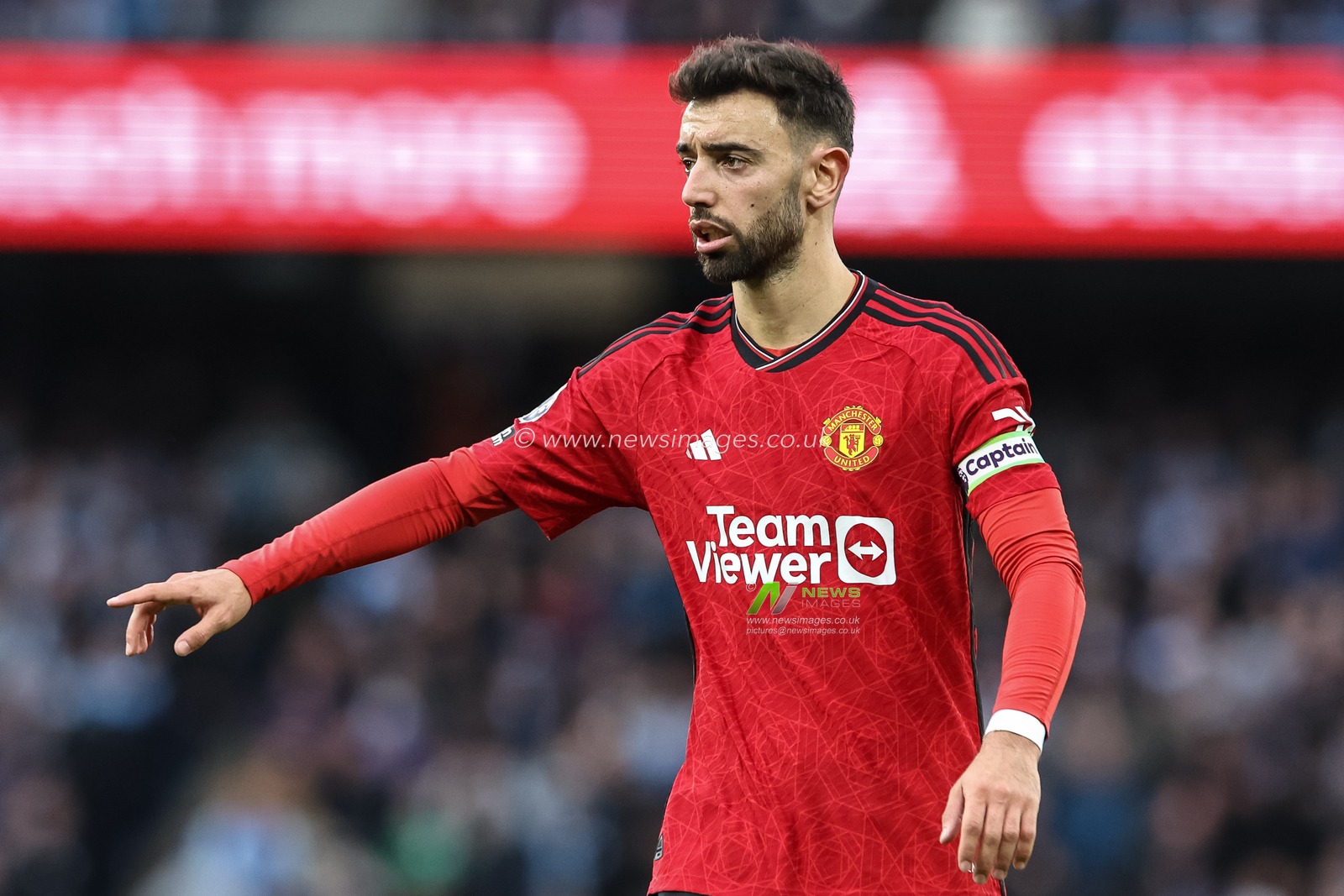 Bruno Fernandes of Manchester United gives his team instructions  during the Premier League match Manchester City vs Manchester United at Etihad Stadium, Manchester, United Kingdom, 3rd March 2024

(Photo by Mark Cosgrove/News Images)