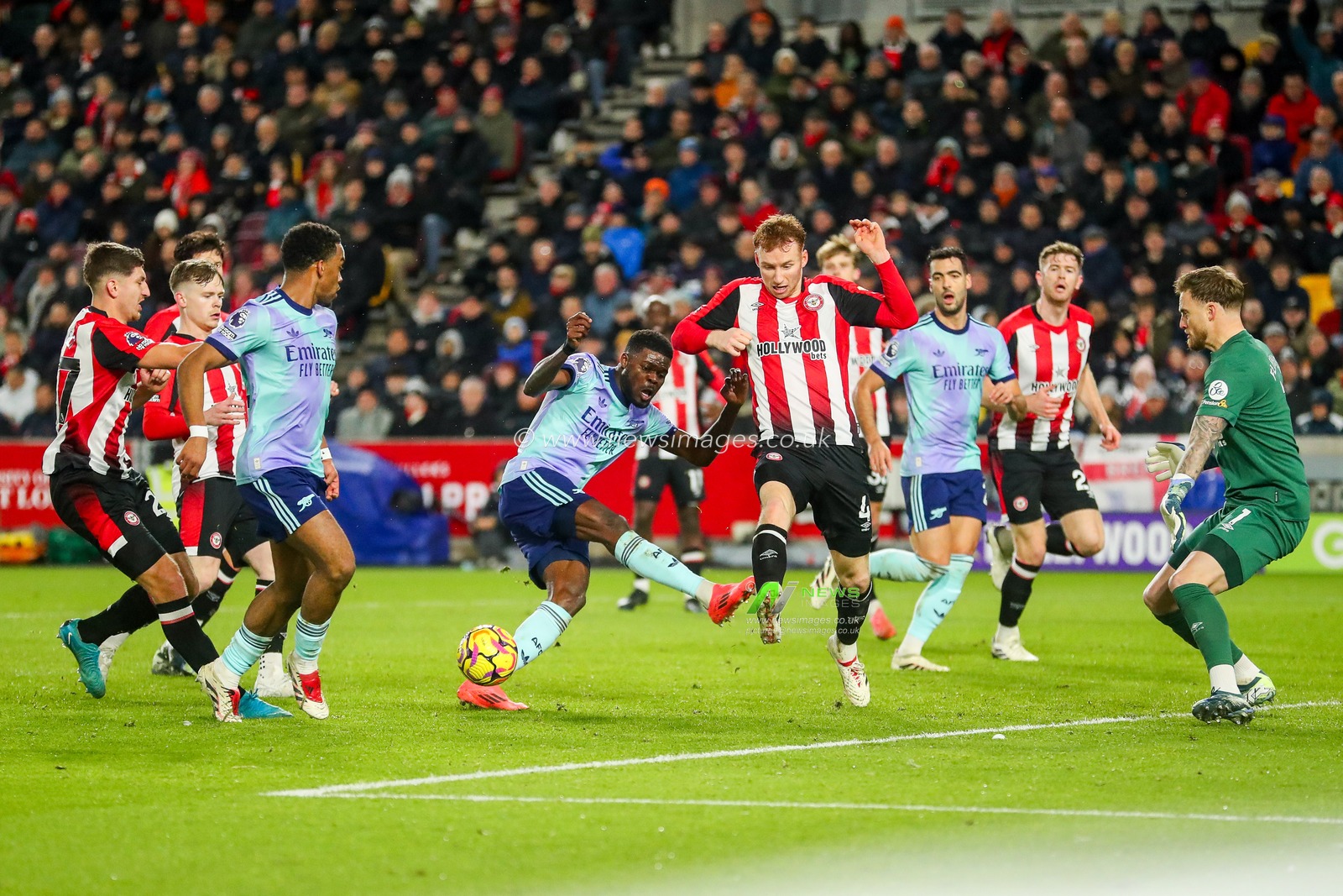 Thomas of Arsenal shoots during the Premier League match Brentford vs Arsenal at The Gtech Community Stadium, London, United Kingdom, 1st January 2025

(Photo by Izzy Poles/News Images)