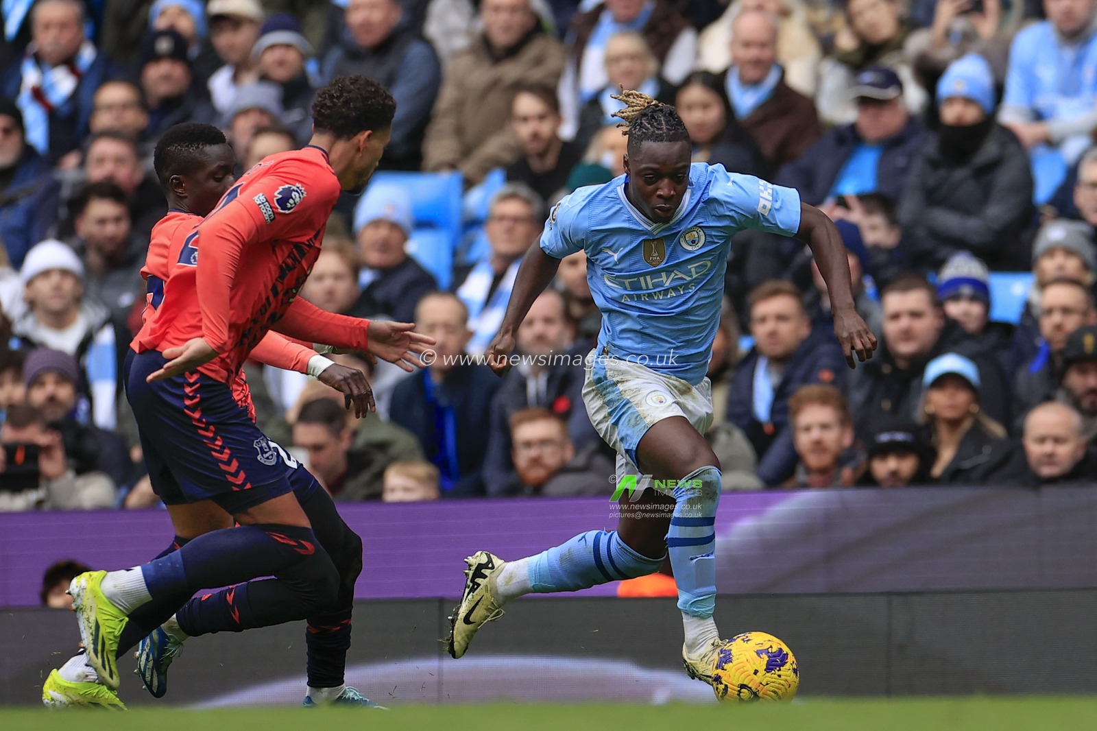 Jeremy Doku of Manchester City runs with the ball during the Premier League match Manchester City vs Everton at Etihad Stadium, Manchester, United Kingdom, 10th February 2024

(Photo by Conor Molloy/News Images)