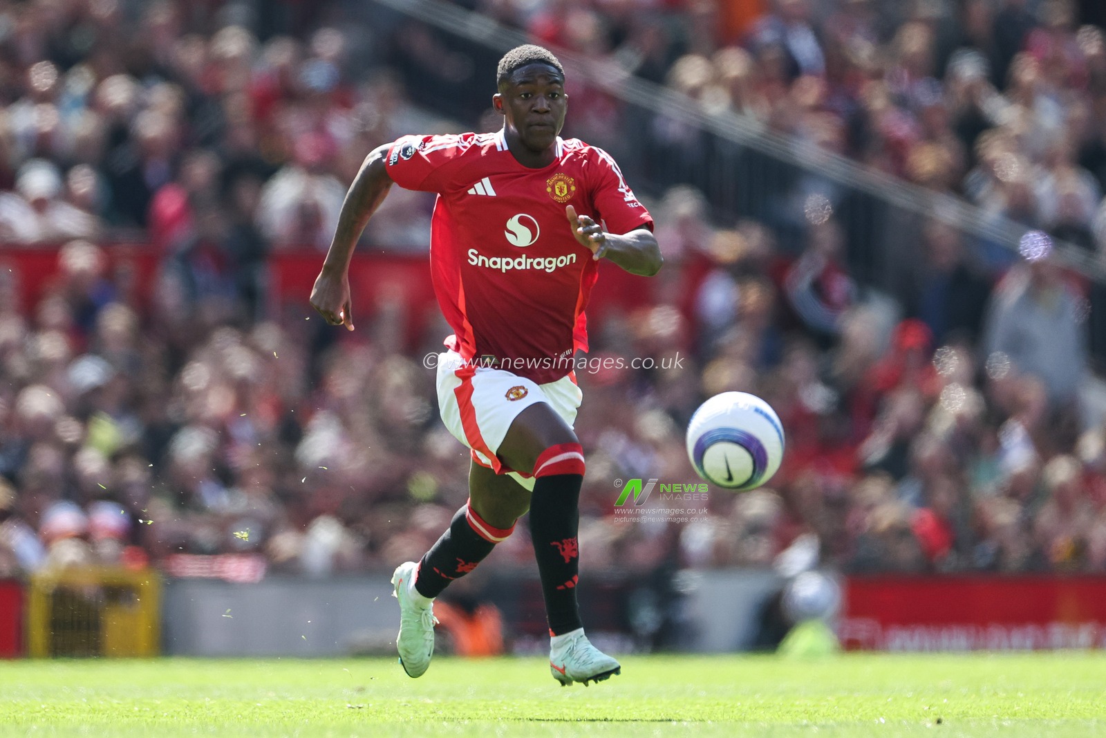 Kobbie Mainoo of Manchester United in action during the Premier League match Manchester United vs Wolverhampton Wanderers at Old Trafford, Manchester, United Kingdom, 20th April 2025

(Photo by Mark Cosgrove/News Images)