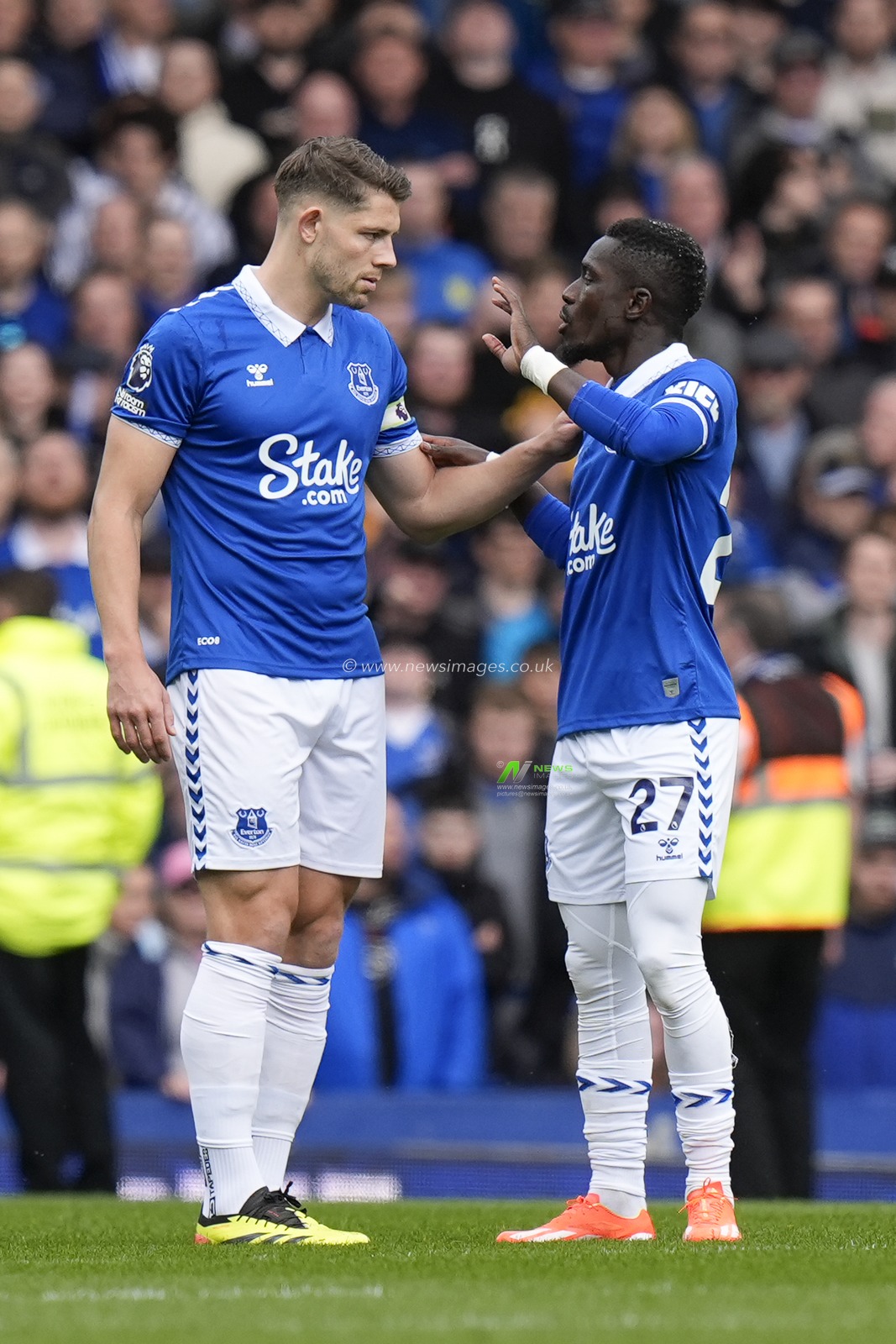 James Tarkowski and Idrissa Gueye of Everton speak before the Premier League match Everton vs Nottingham Forest at Goodison Park, Liverpool, United Kingdom, 21st April 2024

(Photo by Steve Flynn/News Images)