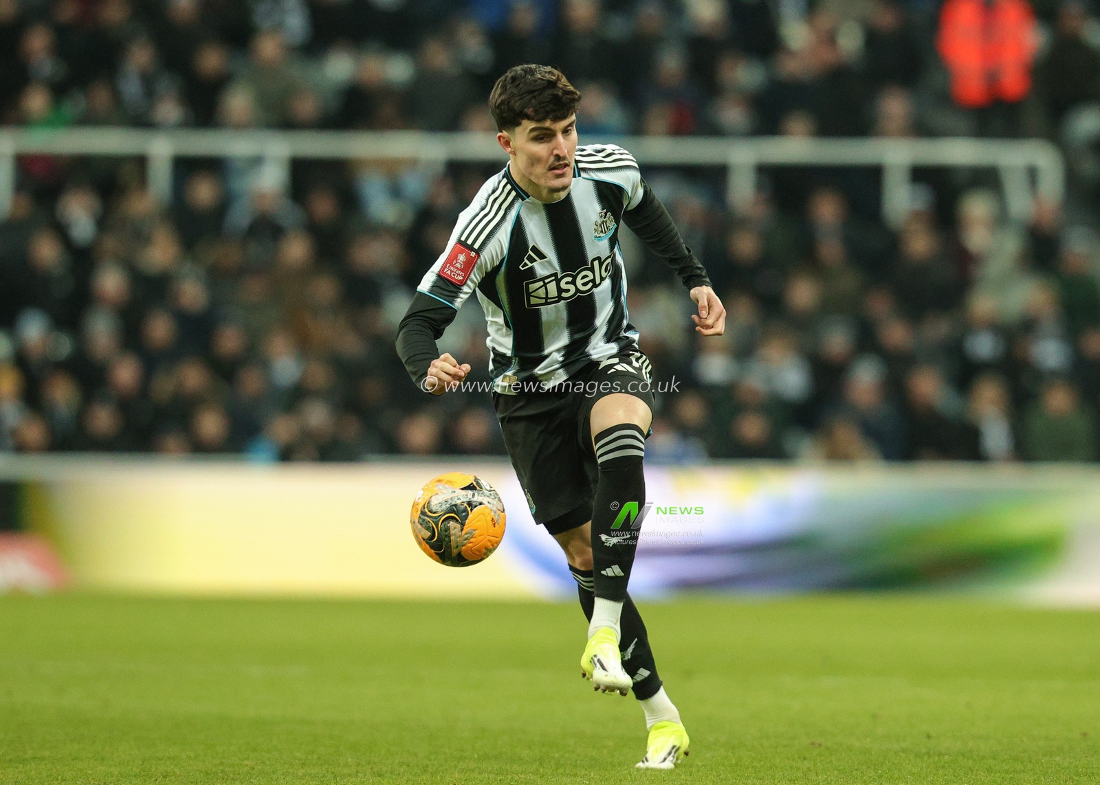 Tino Livramento of Newcastle United in action during the Emirates FA Cup Third Round match Newcastle United vs Bournemouth at St. James's Park, Newcastle, United Kingdom, 10th January 2026

(Photo by Richard Bierton/News Images)