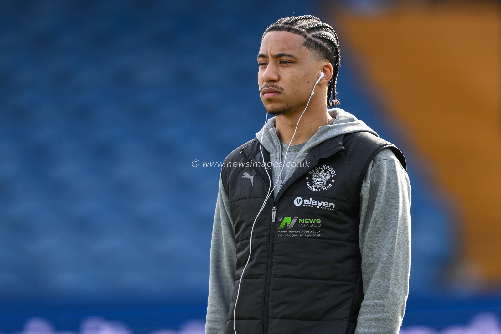 Sammy Slivera of Blackpool arrives ahead of the Sky Bet League 1 match Stockport County vs Blackpool at Edgeley Park Stadium, Stockport, United Kingdom, 1st March 2025

(Photo by Craig Thomas/News Images)