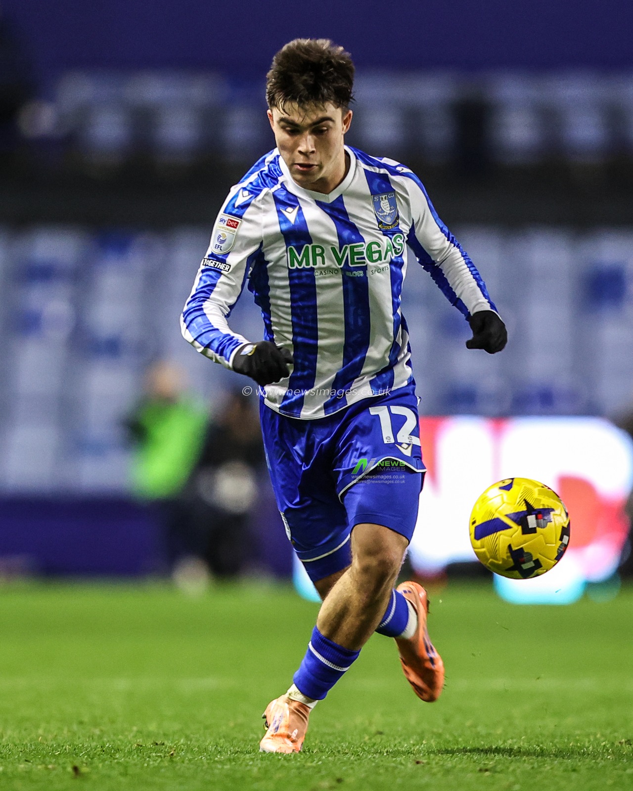 Harry Amass of Sheffield Wednesday breaks with the ball during the Sky Bet Championship match Sheffield Wednesday vs Blackburn Rovers at Hillsborough, Sheffield, United Kingdom, 29th December 2025

(Photo by Alfie Cosgrove/News Images)

*** GER AUT SUI OUT ***