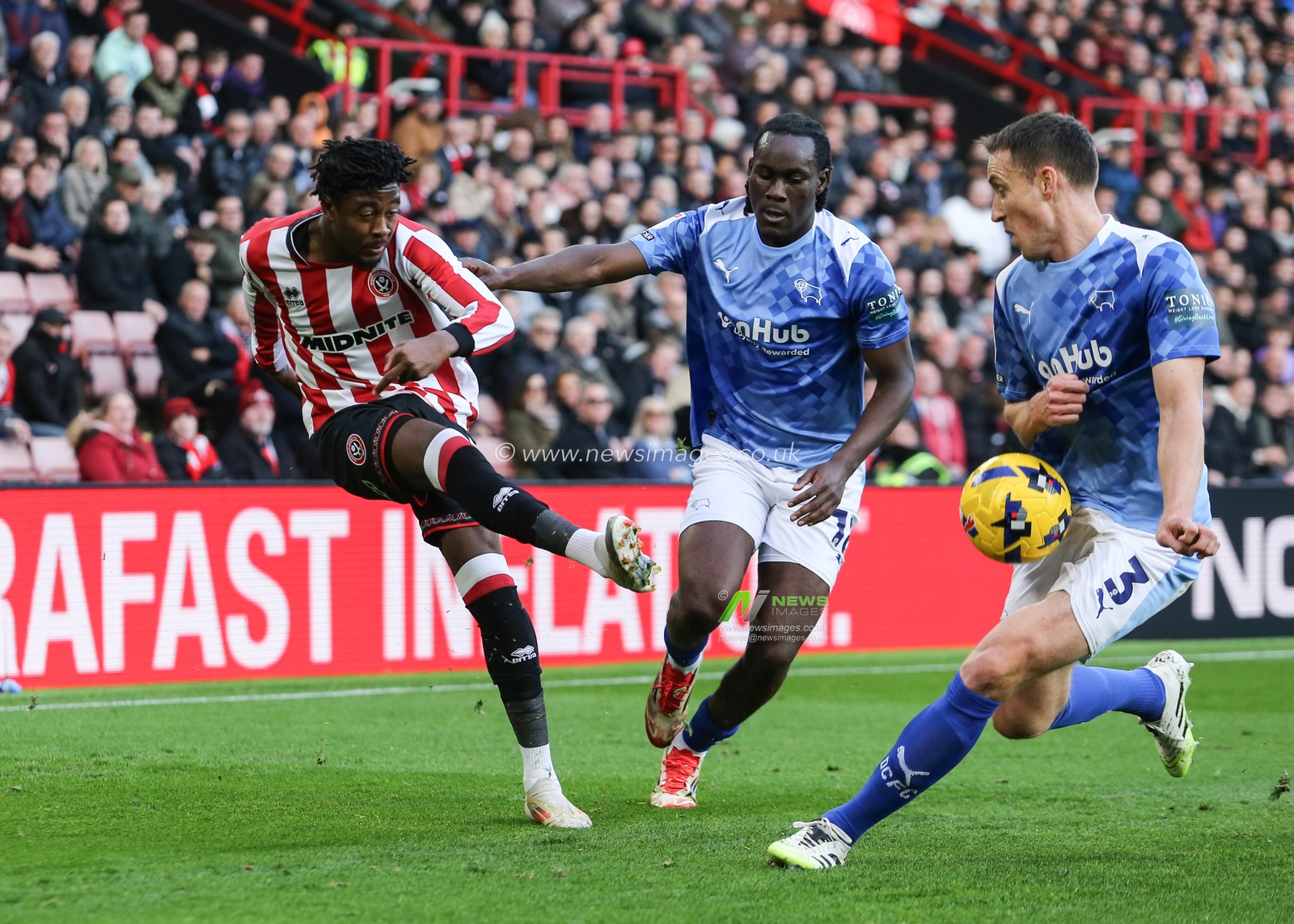 Andre Brooks of Sheffield United crosses the ball during the Sky Bet Championship match Sheffield United vs Derby County at Bramall Lane, Sheffield, United Kingdom, 1st November 2025

(Photo by Richard Bierton/News Images)

*** GER AUT SUI OUT ***