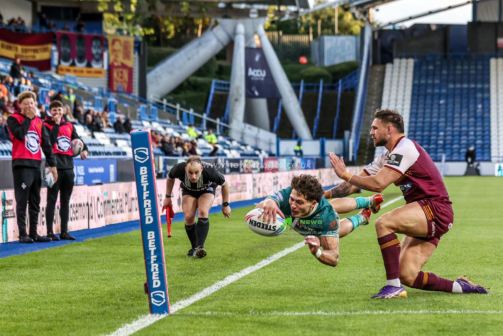 Owen Dagnall of St Helens goes over for a try during the Betfred Super League round 11 match Huddersfield Giants vs St Helens at Accu Stadium, Huddersfield, United Kingdom on 14 May 2026

(Photo by Alfie Cosgrove/News Images)