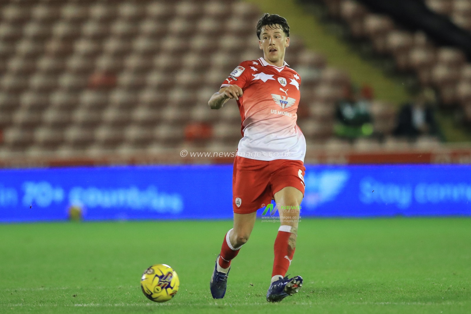MaÃ«l de Gevigney #6 of Barnsley passes the ball during the Sky Bet League 1 match Barnsley vs Charlton Athletic at Oakwell, Barnsley, United Kingdom, 16th December 2023

(Photo by Alfie Cosgrove/News Images)