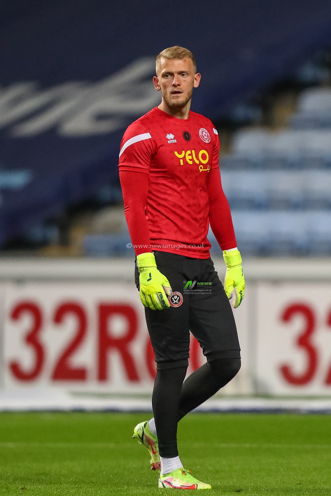 Adam Davies #1 of Sheffield United during the pre-game warm up ahead of the Sky Bet Championship match Coventry City vs Sheffield United at Coventry Building Society Arena, Coventry, United Kingdom, 19th October 2022

(Photo by Gareth Evans/News Images)