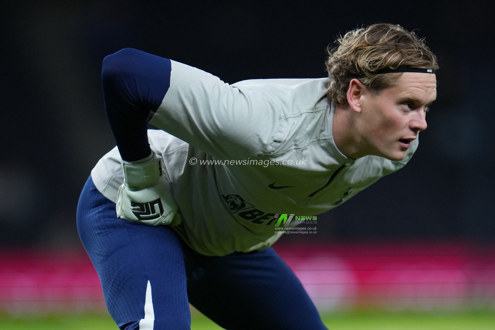 Antonín Kinský of Tottenham Hotspur warming up ahead of  the Premier League match Tottenham Hotspur vs Fulham at Tottenham Hotspur Stadium, London, United Kingdom, 29th November 2025

(Photo by Harvey Murphy/News Images)

*** GER AUT SUI OUT ***