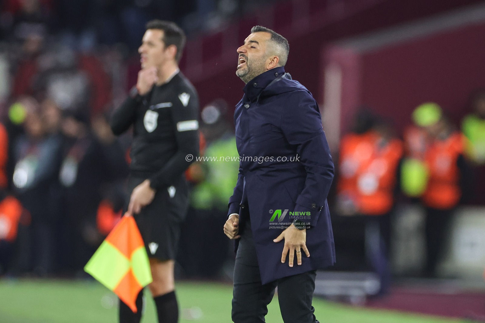 Diego MartÃ­nez manager of Olympiakos gives his team instructions during the UEFA Europa League match West Ham United vs Olympiakos FC at London Stadium, London, United Kingdom, 9th November 2023

(Photo by Mark Cosgrove/News Images)