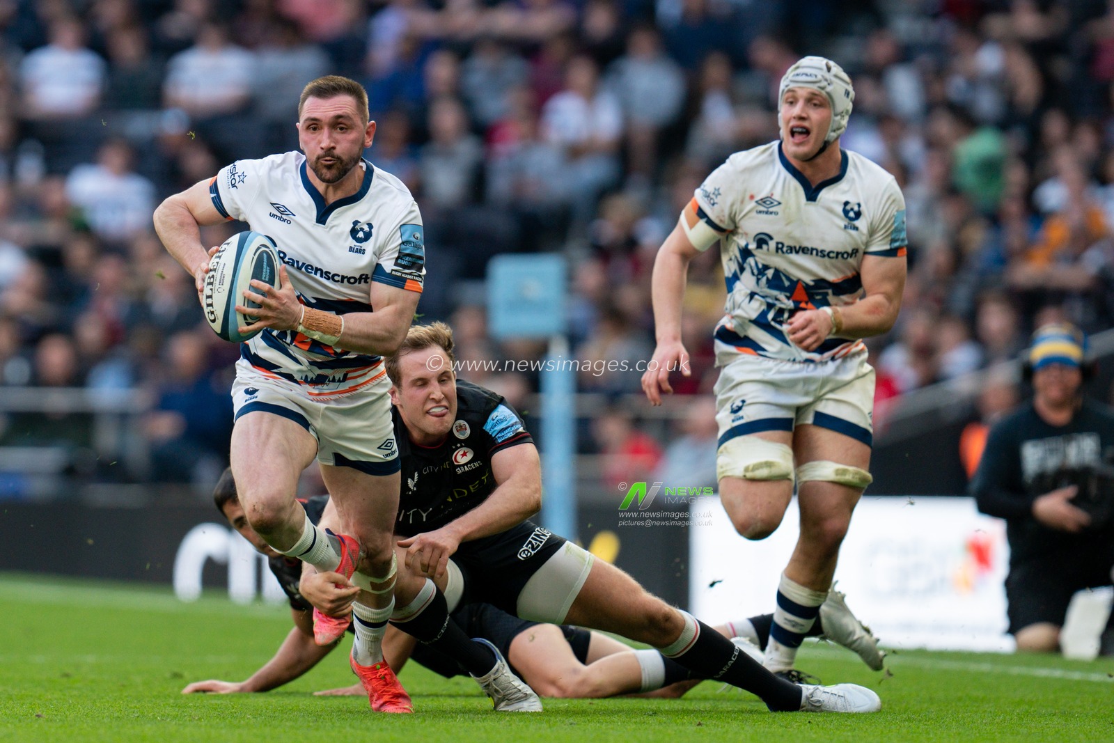 Richard Lane #15 of Bristol Bears sets up another attack