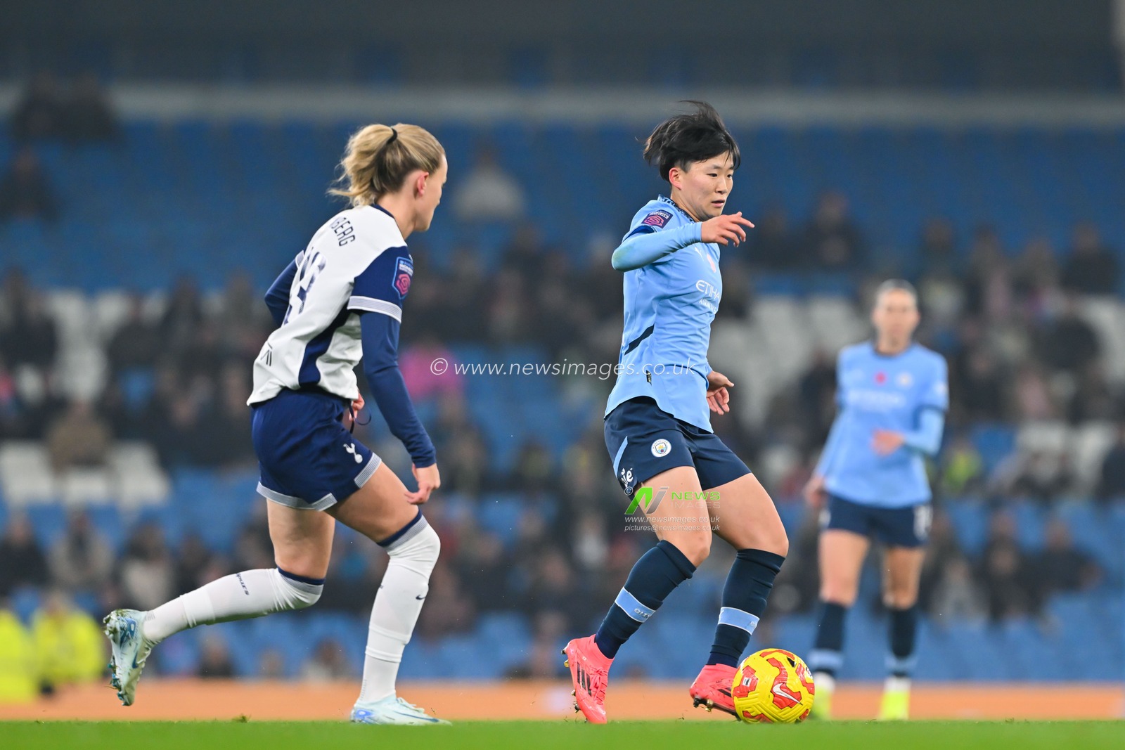 Aoba Fujino of Manchester City breaks forwards with the ball during the Barclays Women's Super League match Manchester City Women vs Tottenham Hotspurâ€™s Women at Etihad Stadium, Manchester, United Kingdom, 8th November 2024

(Photo by Cody Froggatt/News Images)