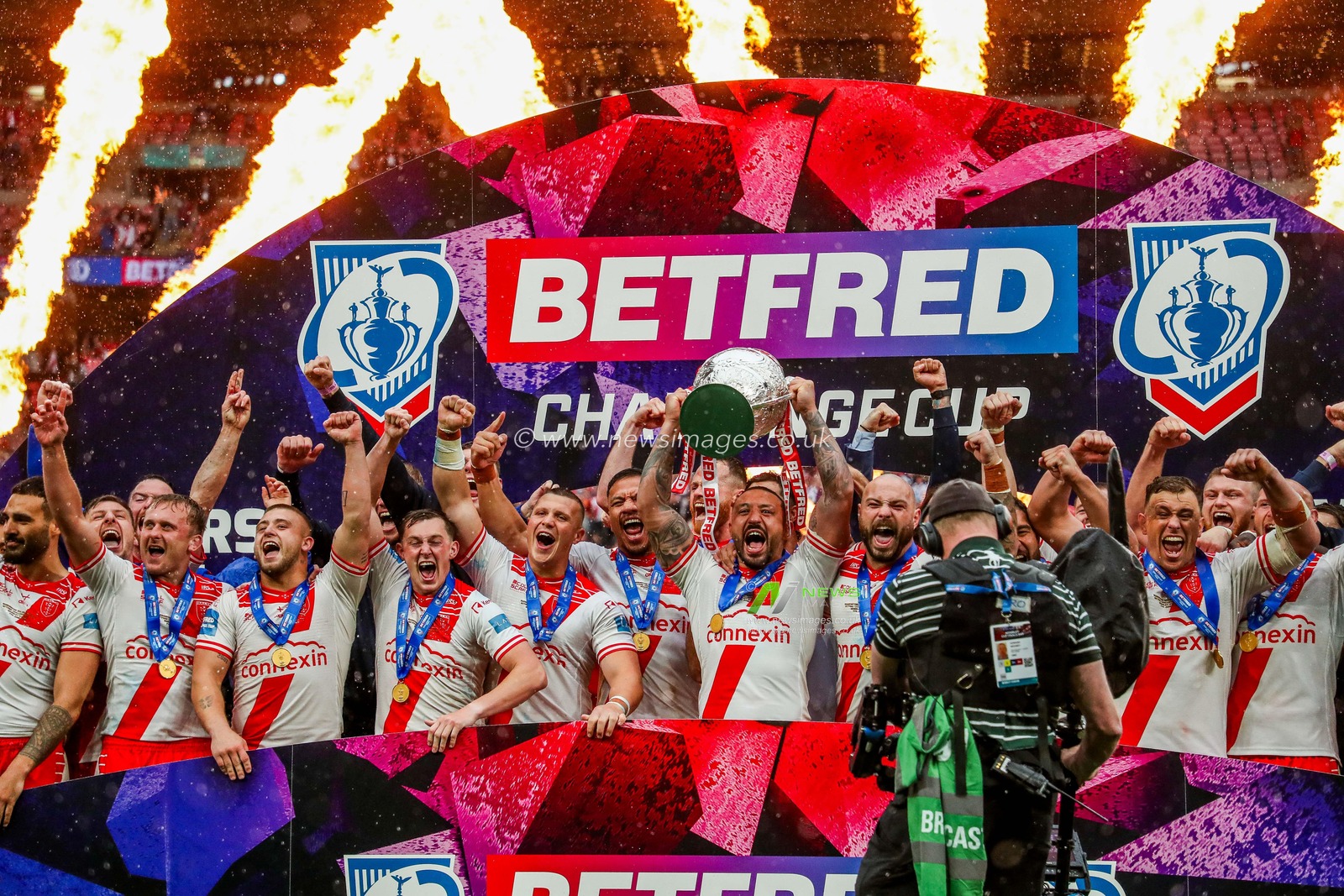 Hull KR lift the he Betfred Challenge Cup after the teams victory following the Betfred Challenge Cup Final Warrington Wolves vs Hull KR at Wembley Stadium, London, United Kingdom, 7th June 2025

(Photo by Izzy Poles/News Images)