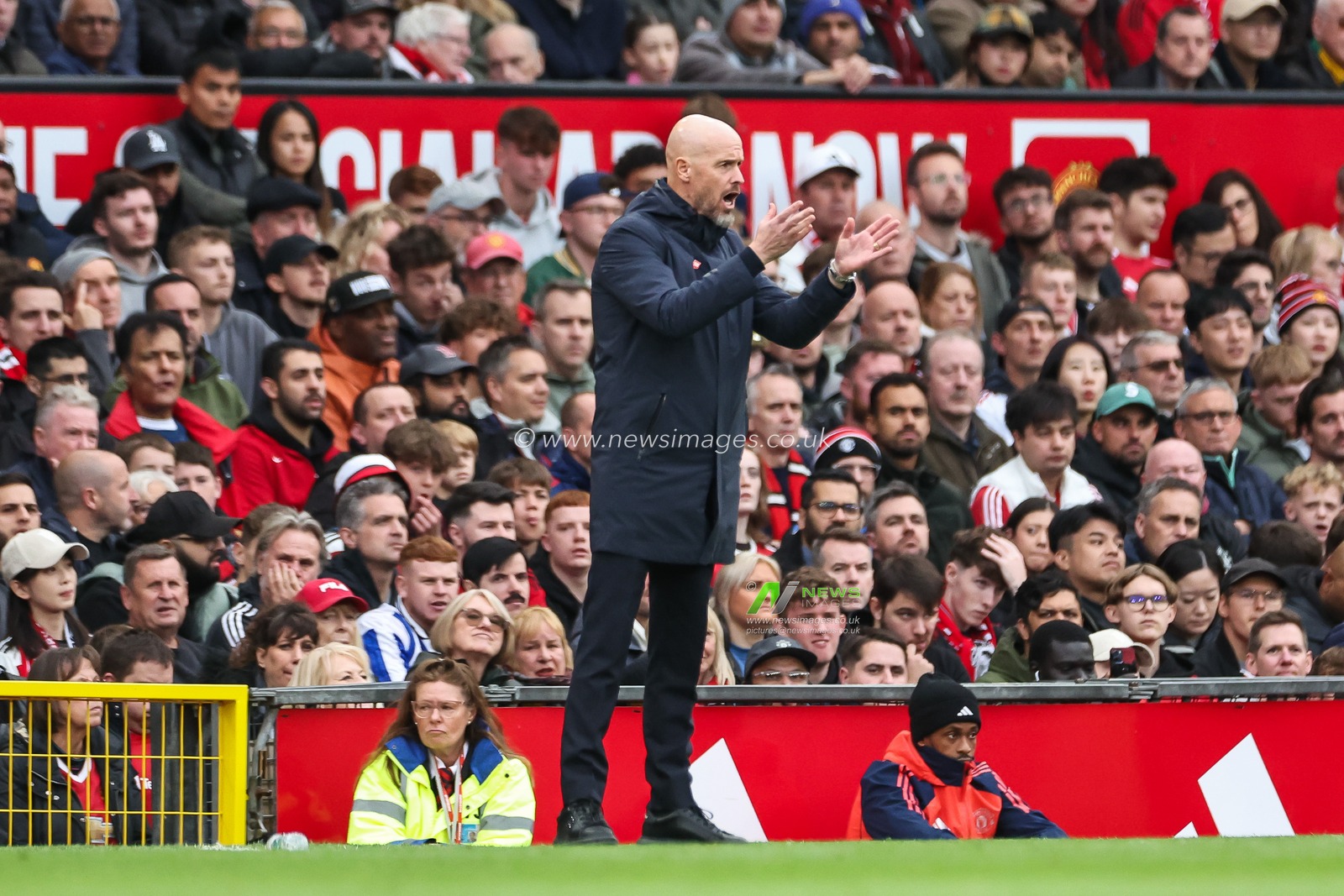 Erik ten Hag manager of Manchester United gives his team instructions during the Premier League match Manchester United vs Tottenham Hotspur at Old Trafford, Manchester, United Kingdom, 29th September 2024

(Photo by Mark Cosgrove/News Images)